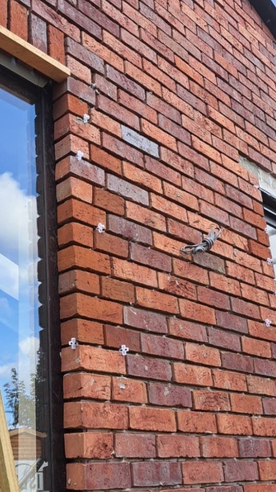 Traditional look… modern build 🧱✨
Brick slips are one of our go-to finishes for steel-frame extensions, combining the appearance of brickwork with the speed and efficiency of modern construction. Images shown illustrate the type of brick slip systems and finishes we deliver.
#Frametek
#BrickSlips
#SteelFrameConstruction
#ModernExtensions