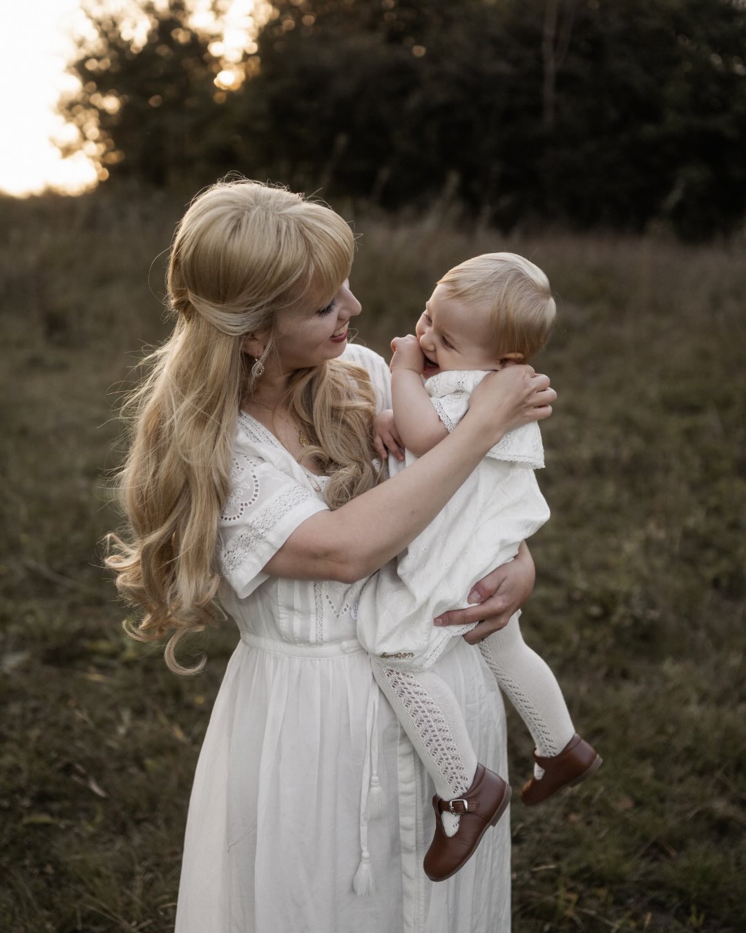 A family photoshoot is more than just taking pictures. It’s a chance to slow down, reconnect, and be fully present with the people you love most.
Time moves quietly and faster than we ever expect. The little hands, the laughter, the everyday chaos that feels endless now will one day feel like a blur. Photos become the pause button of life, bringing you back to the warmth, the noise, the love, and the feeling of that exact season you were in. Not perfect, not posed, just real memories you can step back into again and again.
🤍 Book your family session now.
DE:
Ein Familienshooting ist mehr als nur Fotos zu machen. Es ist eine kleine Pause vom Alltag, ein Moment zum Durchatmen und um die gemeinsame Zeit ganz bewusst zu geniessen.
Die Zeit vergeht leise und oft schneller, als wir denken. Kleine Hände werden grösser, lautes Kinderlachen wird irgendwann zur Erinnerung und der Alltag, der sich jetzt endlos anfühlt, zieht einfach weiter. Fotos werden zu einer Art Pause-Knopf des Lebens, der euch zurück in genau dieses Gefühl bringt. Nicht perfekt, nicht gestellt, sondern echte Erinnerungen, in die ihr immer wieder eintauchen könnt.
🤍 Buche jetzt euer FamilIenshooting.