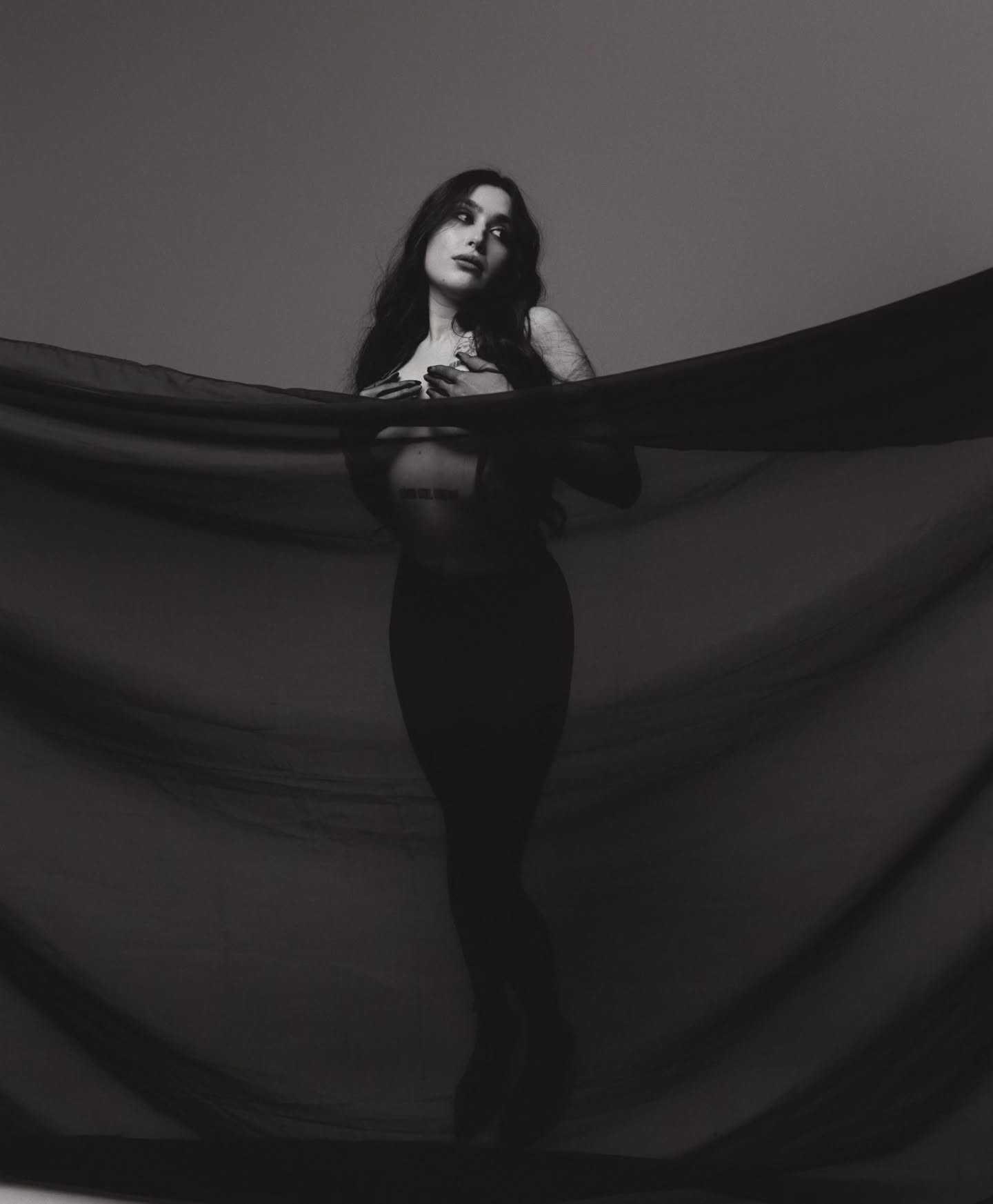 Boudoir Photoshoot...
Estas imágenes no buscan mostrarlo todo,
sino sugerir, sentir y honrar la forma.
Una danza entre sombras, telas y silencio.
Cada sesión es un espacio seguro, íntimo y profundamente personal
.
Un momento para habitar tu cuerpo desde otro lugar:
con respeto, estética y sensibilidad.
Fotografía artística · Boudoir · Retrato íntimo
#Boudoir #cdjuarez #elpaso