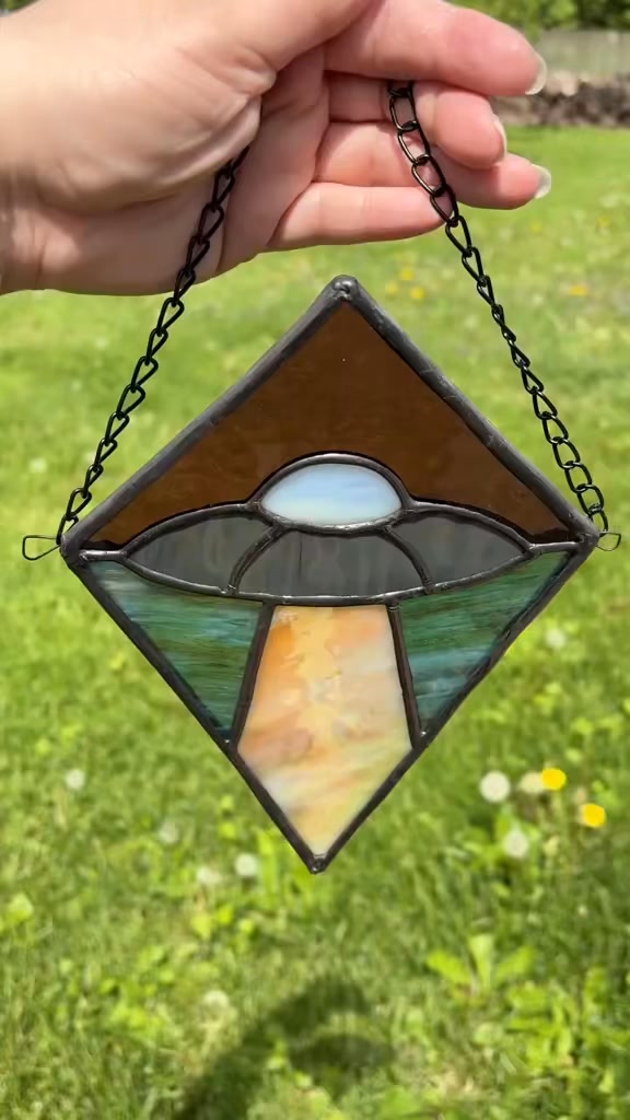 I need to watch ET again.
#ufo #et #stainedglass #art #love #sidequest #sidequestcurios #glass