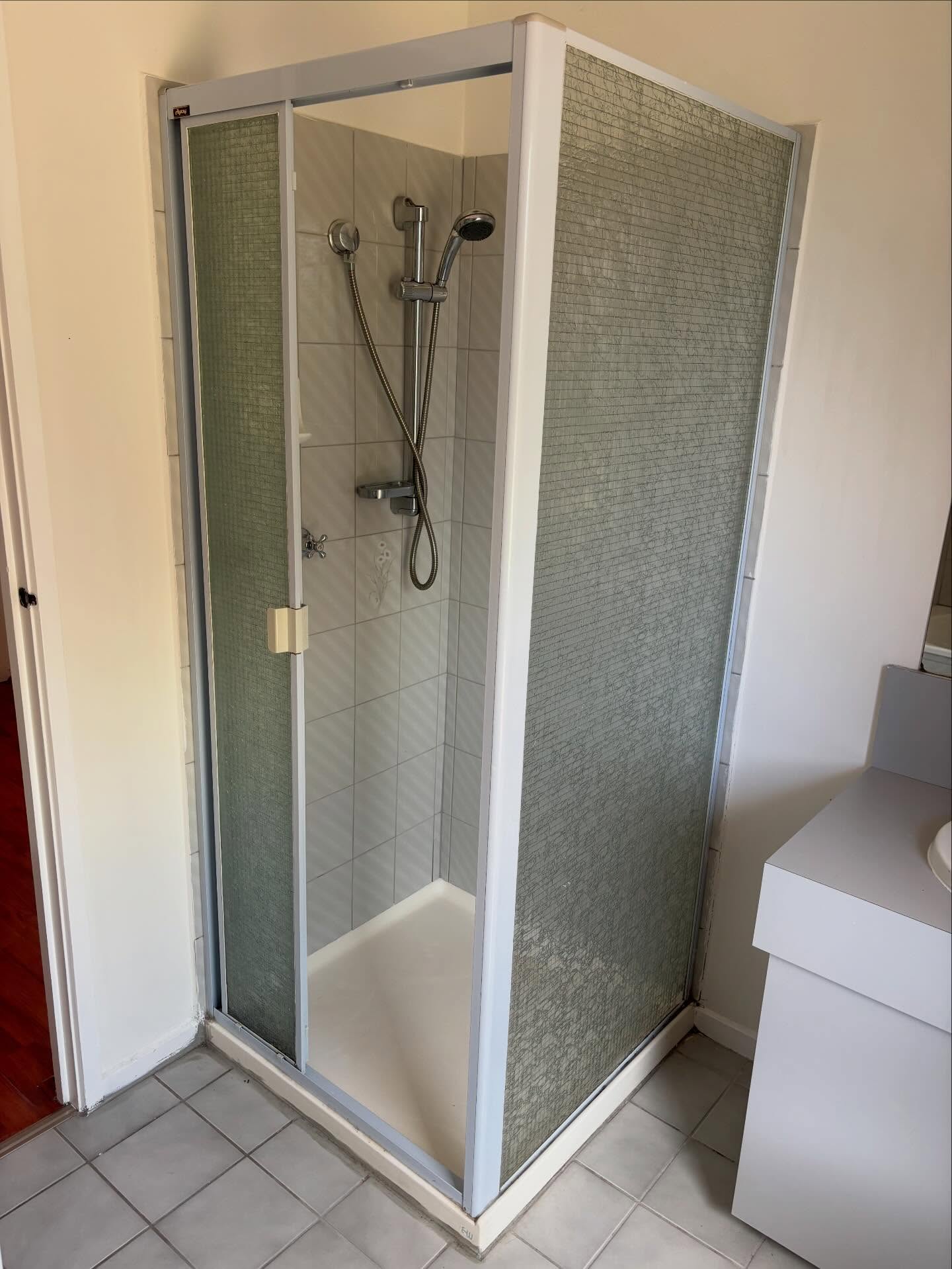 Before, during and after of this damaged wire-cast shower screen replacement. Completed in an hour in Berwick.
Did you know that wire-cast glass is considered as B-Grade safety glass and is no longer compliant with Australian standards for use in shower screens? It’s weak, brittle and breaks in shards of various sizes that can harm you quite easily.