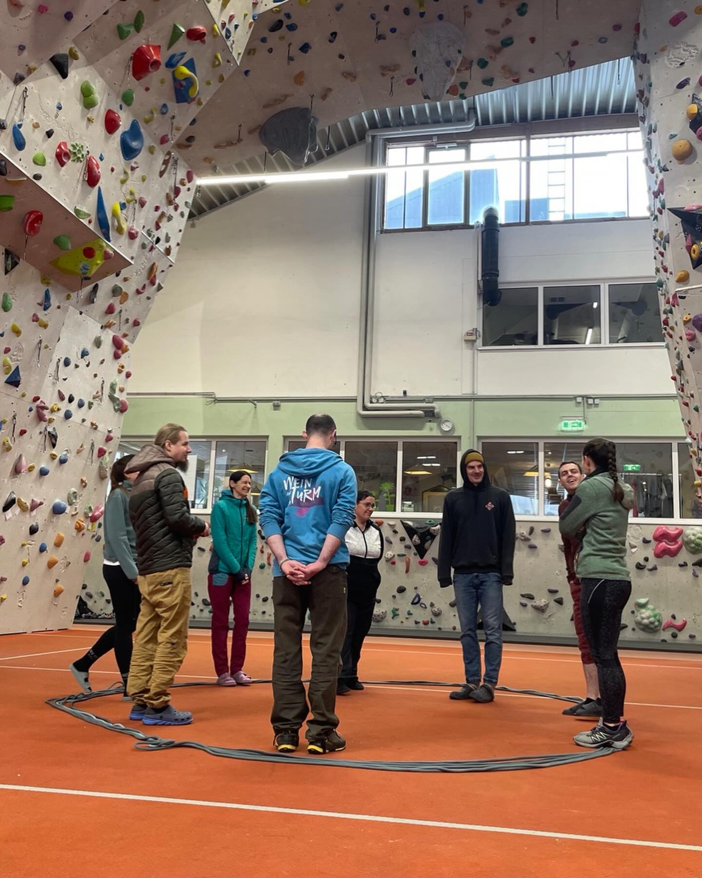 „Wie sage ich’s meiner Sicherungspartner*in?“ - Angst und Kommunikation im Delta Sportpark, Vöcklabruck
Wow. Am vergangenen Wochenende fand der Workshop zum Thema „Angst und Kommunikation“ im Delta Sportpark in Vöcklabruck (Oberösterreich) statt.
Und er wirkt noch nach: das gemeinsame Lachen, die intensiven Gespräche, der Austausch, der Mut zur Veränderung, die Begegnung in der Seilschaft, der tolle Ort.
Angst beim Klettern (oder auch im Leben) ist ein Thema, das wir oft individuell angehen. In diesem Workshop haben wir die Perspektive der Seilschaft mit hineingebracht. Wie gehen wir als Seilschaft mit dem Thema Angst um? Wieviel der Angst kommt aus der Seilschaft selbst, aus Dingen, die wir sagen oder eben auch nicht sagen?
Wie sage ich’s? Zwei Tage intensives und freudiges Arbeiten und Vorfreude auf mehr. Es hat sich wirklich etwas bewegt an diesem Wochenende.
Wir möchten euch, die teilgenommen haben, ganz herzlich danken für eure Energie, für eure Freude am Tun, euer Vertrauen und für alles, was ihr mit eurer Person hineingegeben habt - es war uns eine Freude mit euch zu arbeiten!
Ein herzlicher Dank geht auch an die Verantwortlichen im Delta Sportpark sowie all die netten Menschen an der Theke und in der Halle, die dieses Wochenende möglich gemacht und eine Atmosphäre des „Willkommen“ für uns alle geschaffen haben. Danke für eure Gastfreundschaft, für eure Unterstützung und für die tollen Routen, die wir gemeinsam klettern durften! Der Delta Sportpark lohnt wirklich einen Besuch ;)
Wir freuen uns auf mehr.
Euer Team der Felskopf Kletterschule & Coaching
#tryhardstaysoft
#klettern
#bouldern
#mentaltraining
#sturzangst