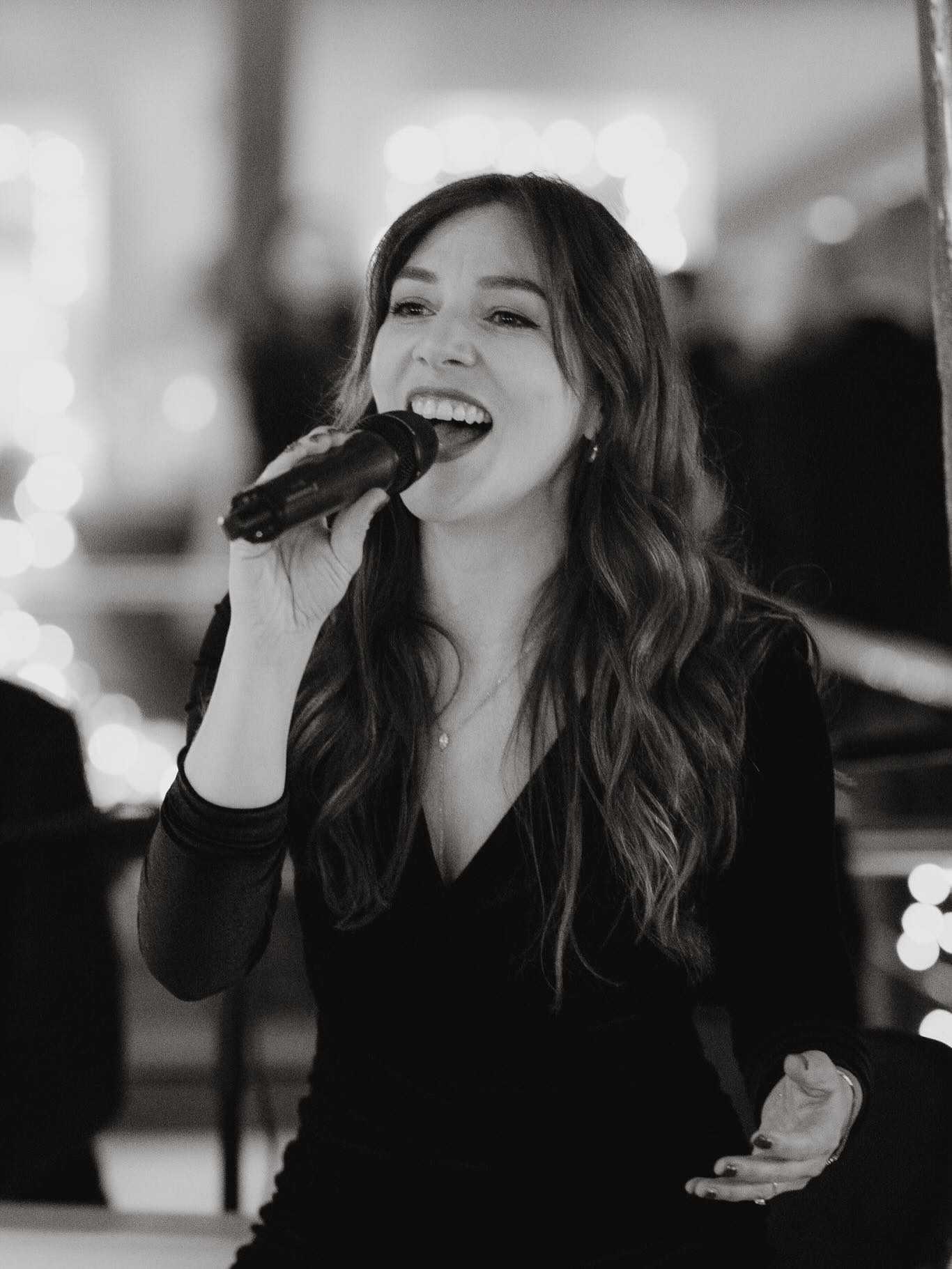 Winterhochzeit vom 29.11.2025❄️🎶
Black Tie, warme Lichter und ganz viel Jazz.
Wir durften das Brautpaar mit unserem Trio ab dem Sektempfang begleiten, beim Dinner für die passende Atmosphäre sorgen und den Hochzeitstanz live spielen.
Gewünscht war „At Last“ – ein Moment, der perfekt zu diesem Abend gepasst hat. Auch die Jazz-Auswahl für Sektempfang und Dinner war genau unser Ding und hat uns riesig Spaß gemacht.
Umso mehr freuen wir uns über diese wunderschönen Bilder, die die Stimmung dieses Tages so gut einfangen. Danke an unser Brautpaar Melina & Tobias für euer Vertrauen und an die Fotografin für die tollen Aufnahmen. 💜
📸 @bettyslove.de #winterhochzeit #blacktiewedding #hochzeitssängerinstuttgart #hochzeitsbandstuttgart #livemusikhochzeit