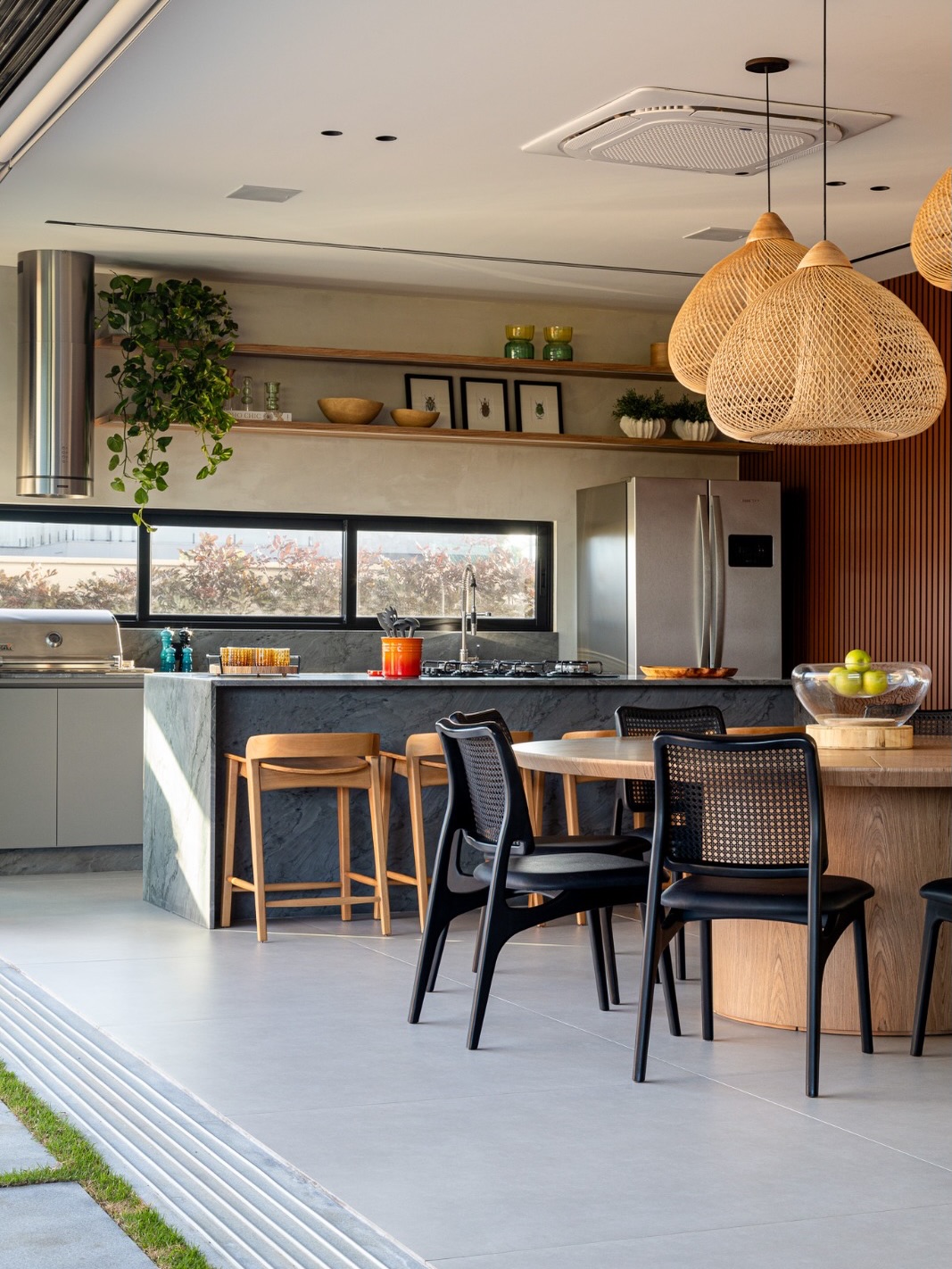 Estar e jantar no mesmo ritmo, luz atravessando os volumes e materialidade que aquece o encontro.
📸 @andrewfranca.fotoarq