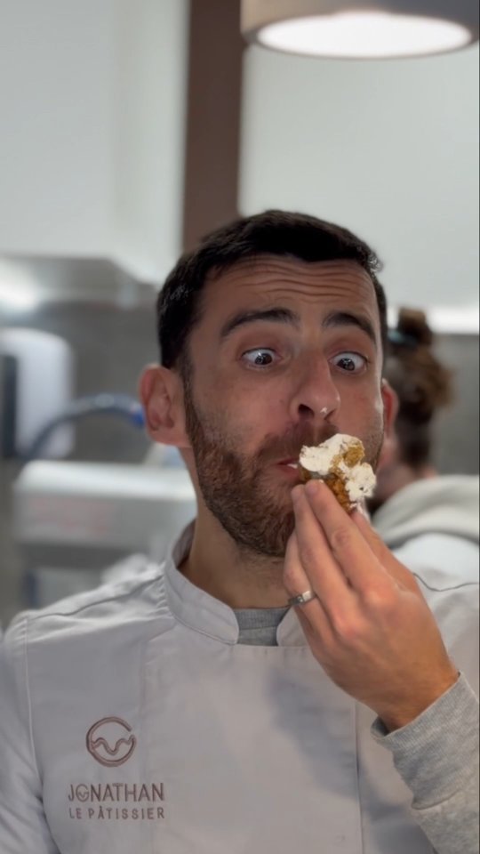 Coupable de gourmandise !
Avez vous goûté les nouveau chou du moment façon Tiramichou ?
Biscuit a la cuillere maison imbibé de café
Chantilly infusée au café
Tout simplement irrésistible 💕🤌
#tiramisu #chou #tiramichou #love #yummy
Video @k_rolight_food