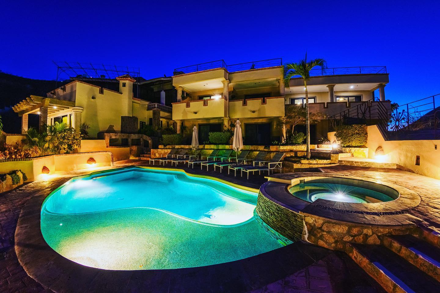 Nighttime vibes at the pool are refreshing after a hot summers day ☀️ contact us directly for best prices on reservations! 🍀
.
.
.
.
#castilloblarneyinn #cabosanlucas #loscabos #cabolife #summervibes #cabo #baja #boutiquehotel