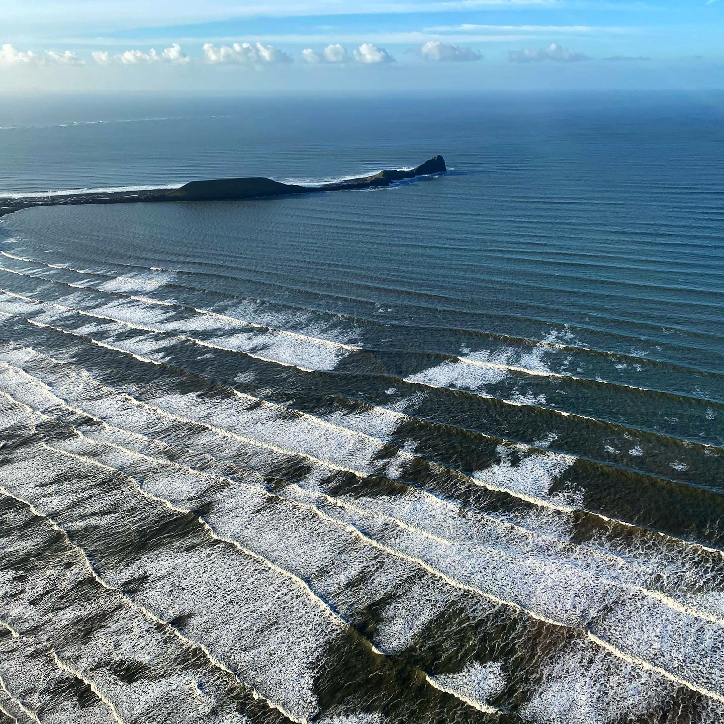 Skimming the surf ๐ over Rhossili beach this afternoon! ๐โ๏ธ