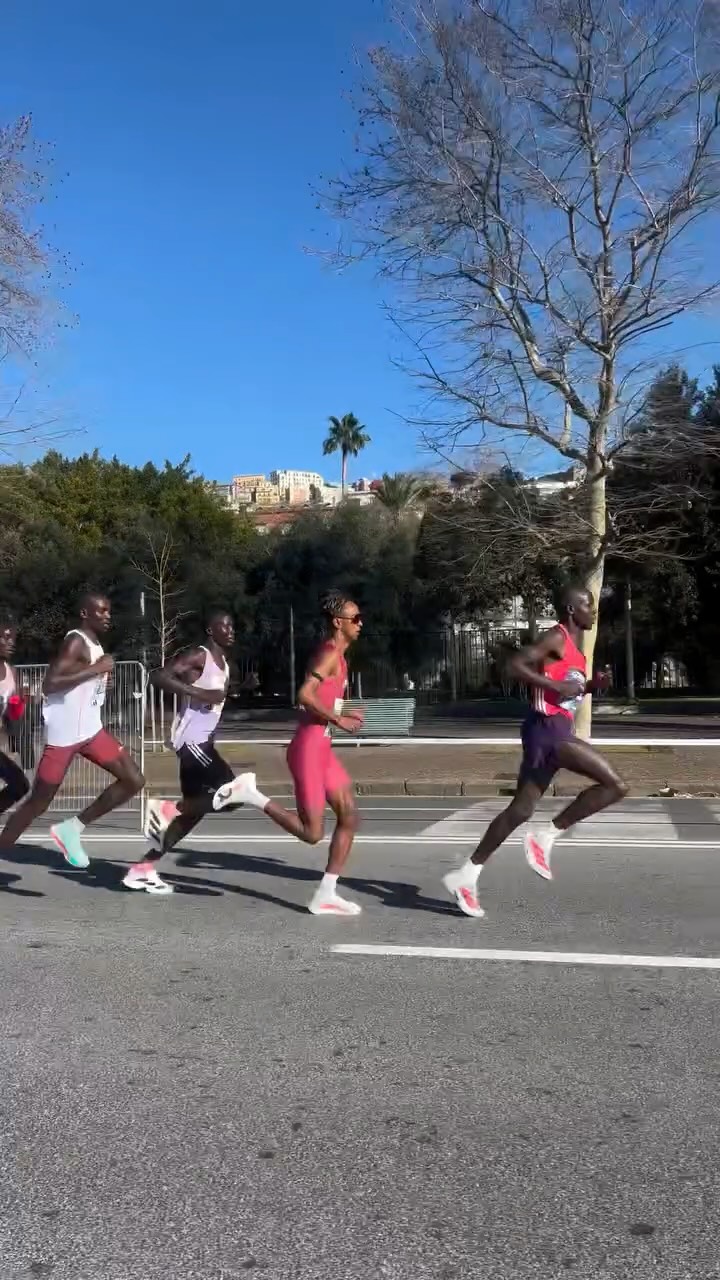 Che spettacolo ieri alla Mezza Maratona di Napoli! 🔥🇮🇹
Yeman Crippa firma il nuovo record italiano nella mezza maratona.🥇
Prestazioni, passione e sacrificio: gli stessi valori che portiamo ogni giorno in D’Aniello Sportswear.
#run#crippa#record#marathon#halfmarathonnapoli