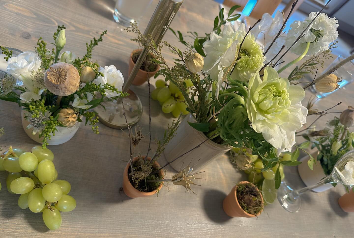 On Monday we had the pleasure of visiting @_kelly_mason_ and @schoolofediblekarma on their culinary retreat to demonstrate how to style a table using seasonal flowers and greenery 🌿
A floral table display that’s simple, intentional, and deeply inspired by the surrounding landscape—because nature is always the best stylist.
Designed to sit in harmony with the food they create, the table becomes part of the experience, inviting comfort, connection, and a sense of ease for every guest