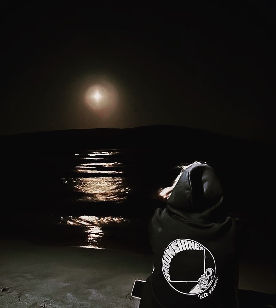 Kończymy nasz drugi sezon i udajemy się na odpoczynek 🙃.
Okres wakacyjny w Grecji był mocno zwariowany. Mimo różnych przeszkód, które pojawiały się nam na drodze można śmiało powiedzieć, że był bardzo udany 😁. Dziękujemy za zaufanie kursantom z zeszłego sezonu i dołączenie do nas również w tym roku. Ogromne postępy, które uczyniliście pokazały, że jesteście samodzielni i niezależni, a wymagający spot jakim jest Praso nie jest wam straszny 👏. Nowe osoby, które do nas dołączyły już zgłaszają się na kolejne wyjazdy i to nas cieszy oraz motywuje do dalszych działań ☺️. Nasza kiterodzina się powiększa, a nam pozostaje tylko działać dalej 😁. #staysalty 🧂and #seayousoon 🌊 🏄♂️👀🫡
@manerapolska
@fonepolska
#moonshinekiteschool