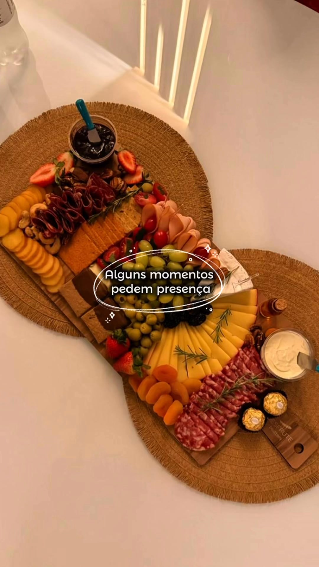 Nem todo encontro precisa de um motivo especial.
Às vezes, ele se torna especial porque foi vivido com intenção.
A Desfrute nasce para acompanhar momentos assim:
conversas longas, risadas sem pressa, mesas que reúnem.
Não é só sobre o que vai à mesa.
É sobre o que acontece ao redor dela.
Desfrute. 💚✨
#desfrute #eventos #tabuasdefrios #platterbox