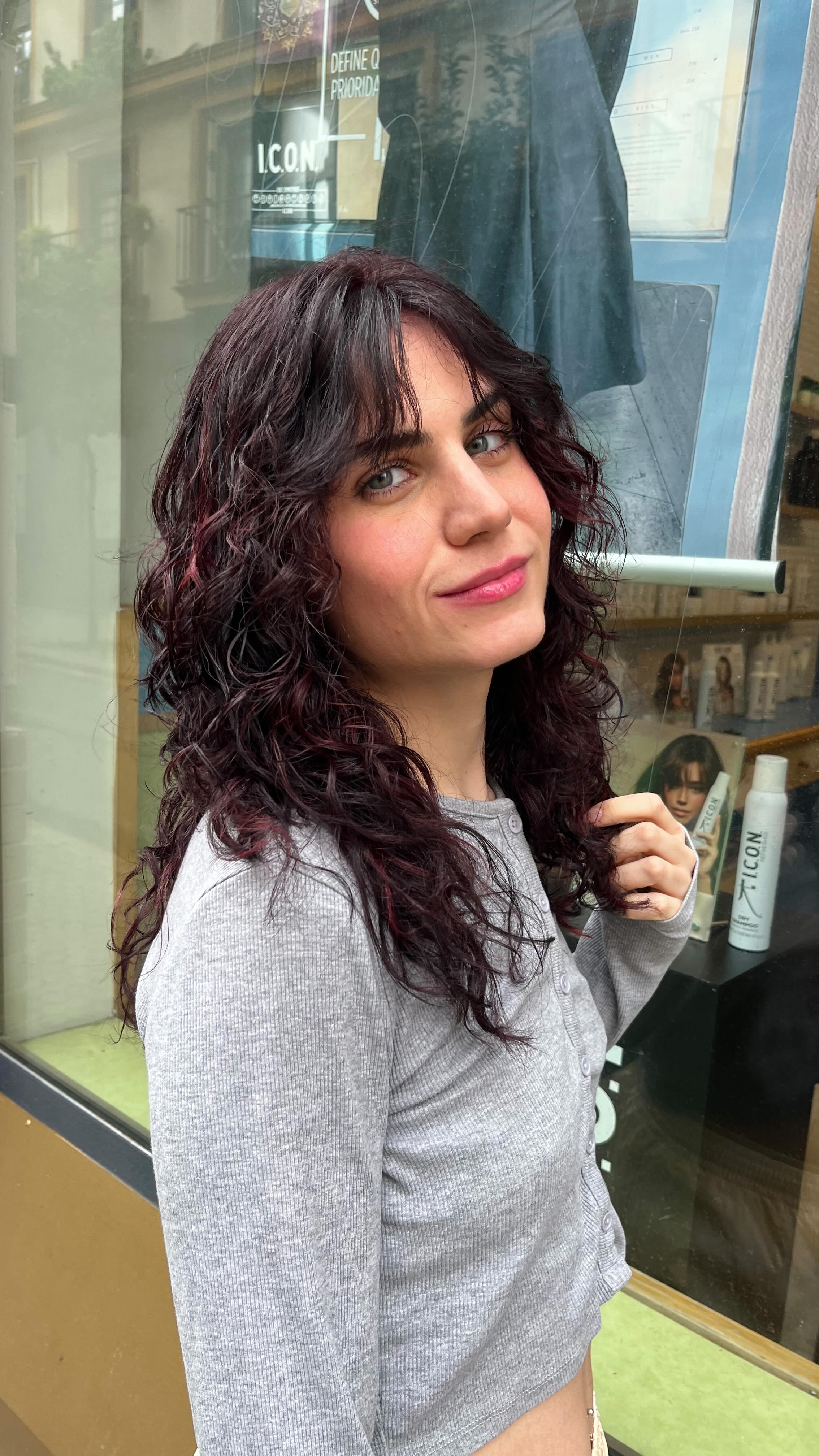 Hoy con Alba en el salón 💜
Buscábamos un cambio sutil, sin perder el largo: un corte más ligero, fácil de llevar y que realce su rizo natural.
Definimos la forma y apostamos por un toque de color violeta para darle personalidad y frescura al look.
Un cambio natural, bonito y muy ella.
#castellanoimagen #peluqueriasevilla #rizosnaturales #hairinspo #cambiodelook