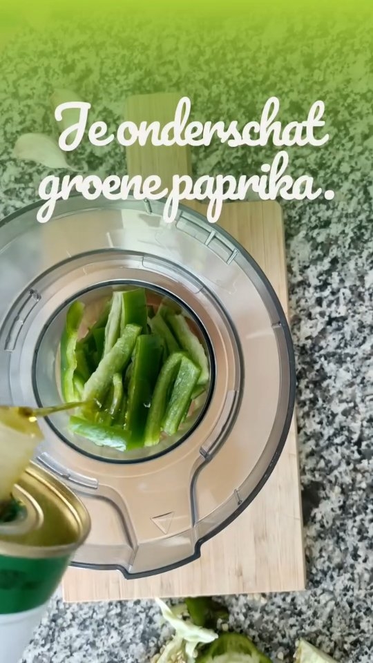 Je onderschat groene paprika.
Tot je ’m blend tot dressing en afmaakt met Oleef Néos.
Fris, licht pittig en verrassend vol smaak.
Perfect met tonijn, limabonen en knapperig brood.
Bewaar deze voor je volgende snelle lunch. 💚
#oleefneos #snellelunch #gezondelunch #extraviergeolijfolie #earlyharvest