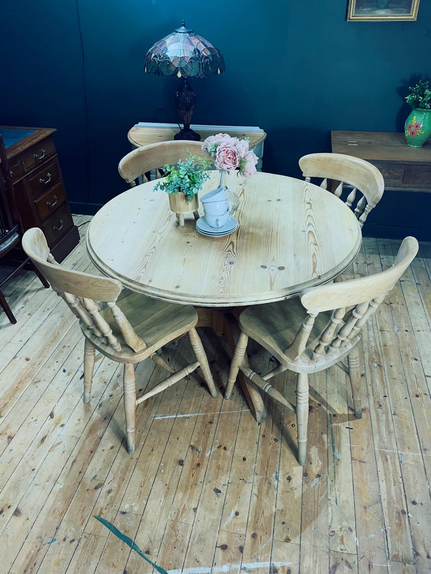 -SOLD-
Fabulous antique pine kitchen table & chairs for relaxed dining, friends popping round for a cuppa, and family get togethers, There’s a lot goes on around the kitchen table and it’s all good 😊 just like this lovely set.
The top has been sanded and waxed to a nice smooth finish, with sturdy pedestal base. Chairs are made from beech with spindle backs and comfortable seats. Table diameter 105cm £245 inc. chairs
We’re off buying more stock today @iacfantiquesfairs Newark so keep a look out for updates!
#pinetable #roundtable #kitchentable #spindlebackchair #countrystyle