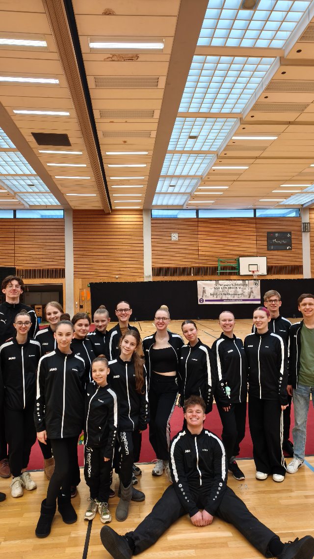 Q & A am Turniertag in Ulm🩷
Isabell und Monja haben ein paar Fragen an unsere Tänzerinnen und Tänzer gestellt.
Von Größenunterschieden über die Haare, Pünktlichkeit und die Turnierverpflegung...die Antworten seht ihr im Video!
📹Kameramann: Gabriel
@isibrauni
@moni_s.06
@just.maximus_noobi @julian_sch2008 @sonja_sonnensche1n @laura_m4r
#dance #lateinformation #bietigheim #turnier #landesliga