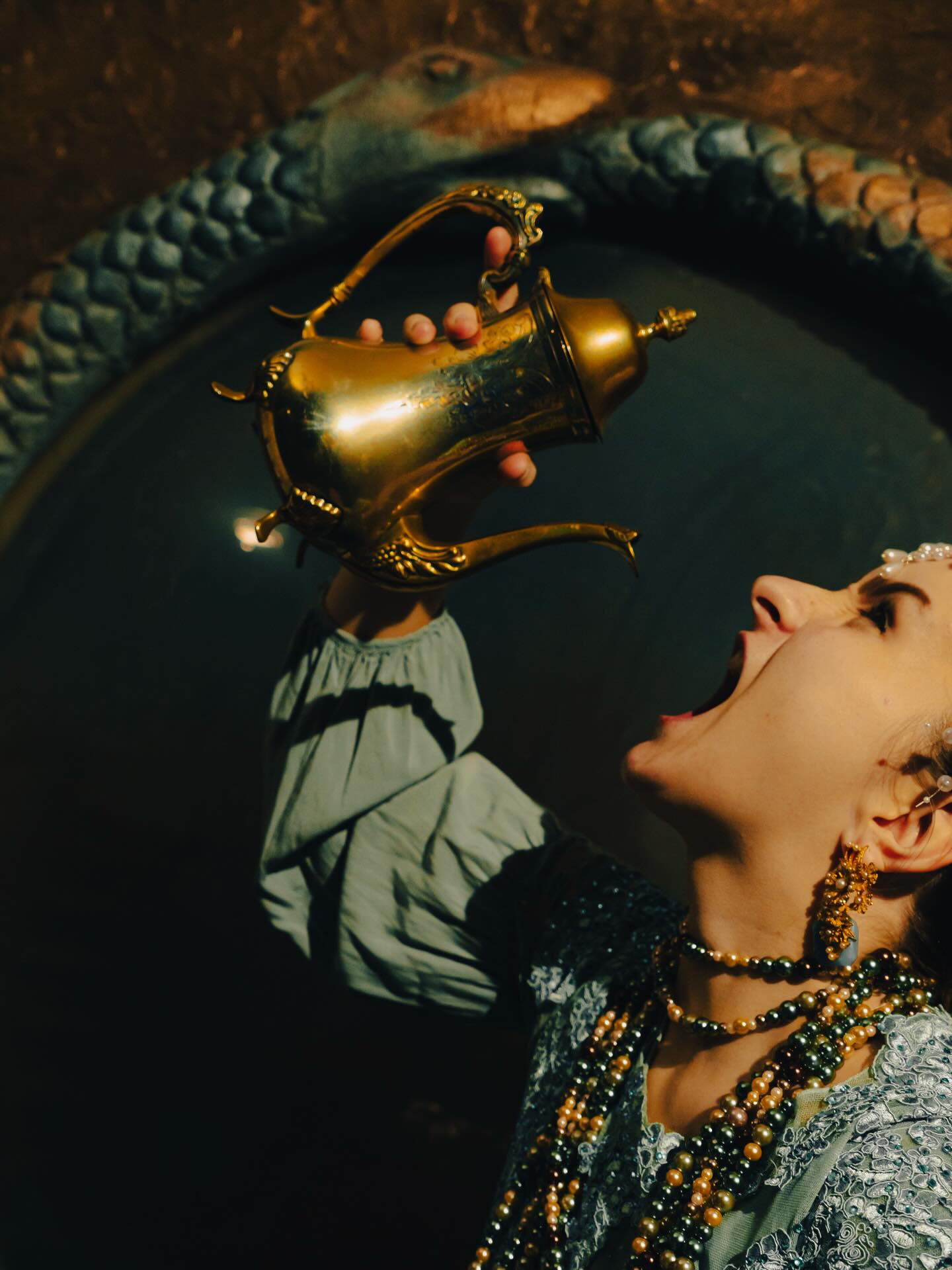 Hej kochani!
Długo nas już tu nie słyszeliście, ale jak to niektórzy mawiają „tu się gotuje”. Zdjęcia zrobione, piosenki i sceny nagrane! I nie, nie przeczytaliście źle! Słuchowisko tuż za rogiem, a my jesteśmy spragnieni efektu naszej pracy i mamy nadzieję, że wy też. 🤭
.fot. @haladyn_mieszko
.
Przedsięwzięcie „Pomór. Pustki w domu moim - laboratorium cyfrowego Renesansu” realizowane jest przy wsparciu Krajowego Planu Odbudowy i Zwiększania Odporności (KPO dla Kultury). Sfinansowano ze środków Unii Europejskiej – NextGenerationEU oraz ze środków Miasta Słupska.
#NextGenerationEU #KPOdlaKultury
@miastoslupsk_official @scaniapolska @fundacjamateriaprima @slupski_osrodek_kultury @teatrlalkitecza