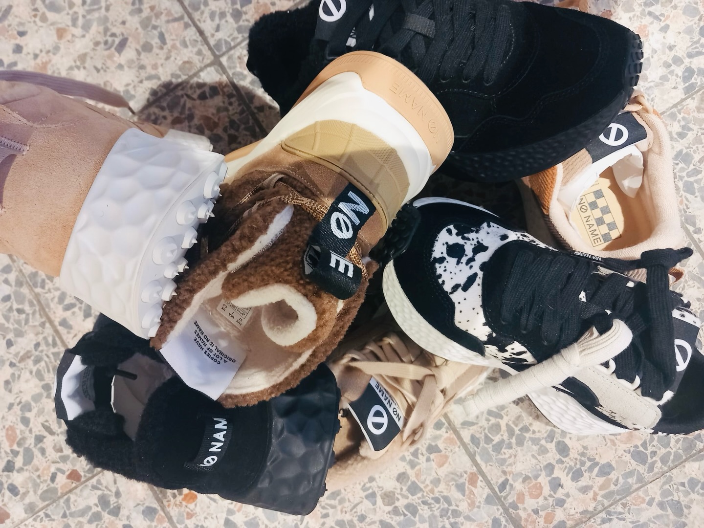 Goodbye No Name! 👋 Wir verabschieden uns von der Brand und hauen jetzt richtig raus: FINALER SALE - 50% auf alle No Name Sneaker! Diese kuscheligen Winter-Begleiter sind gefüttert, mega bequem und perfekt für die kalten Tage. Wer schnell ist, sichert sich die besten Styles! 🤍🖤
Hauptsache weg – euer Vorteil!
Pauline Worpswede
Bergstr. 26 | 27726 Worpswede
Die-So 11-18 Uhr
Online 24/7 auf paulineworpswede.de
#nonamesneaker #wintersneaker #salebration #schnäppchenjagd #worpswede