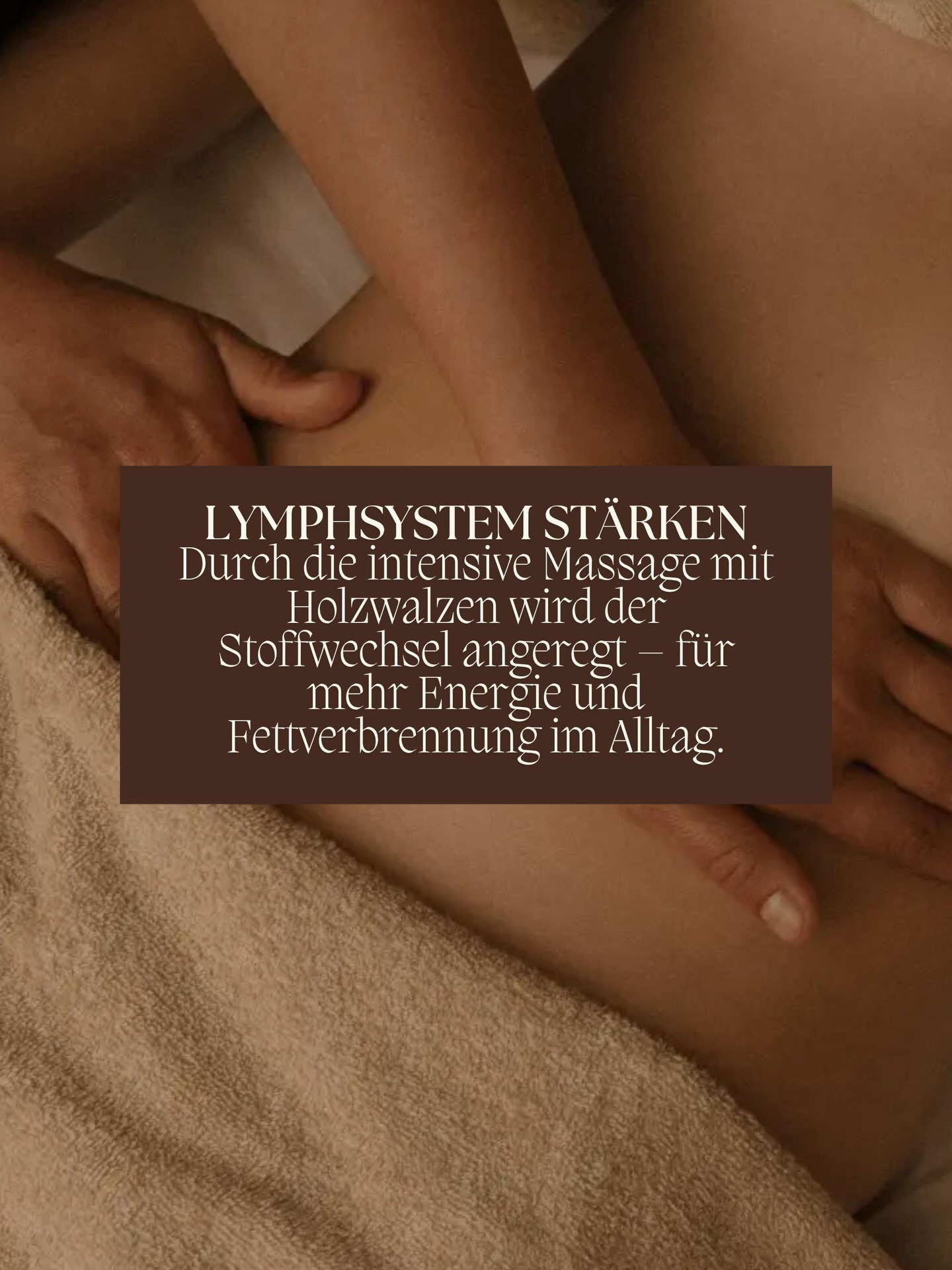 Das Lymphsystem ist das stille Reinigungssystem unseres Körpers.
Es arbeitet im Hintergrund, filtert, entlastet, schützt.
Doch im Gegensatz zum Blutkreislauf hat es keine eigene Pumpe.
Es braucht Bewegung, Atmung, Berührung.
Wenn die Lymphe stagniert, fühlen wir uns schwer, müde, aufgebläht.
Beine werden schwer, der Körper speichert Wasser, die Energie sinkt.
Beginnt sie wieder zu fließen, entsteht Leichtigkeit – innen wie außen.
Sanfte Bewegung, tiefe Atmung, bewusste Berührung und ausreichend Wasser
aktivieren den natürlichen Abtransport von Belastungen.
Manuelle Lymphdrainage und Madero-Techniken können diesen Prozess vertiefen
und dem Körper helfen, sich selbst zu regulieren.
Ein starkes Lymphsystem bedeutet nicht nur weniger Stau,
sondern mehr Klarheit, mehr Energie und ein besseres Körpergefühl.
Wenn der Fluss zurückkehrt, erinnert sich der Körper an seine Balance💫#maderotherapie #lymph #lymphaticdrainage #lymphaticmassage