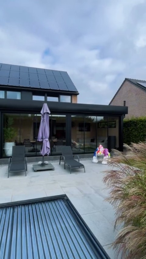 De la simple idée d’une véranda à la création d’un véritable espace de vie.
Cette annexe signée Pergolux Global allie design moderne, bardage en bois et puit de lumière central pour un résultat à la fois chaleureux et raffiné.
👉 Découvrez comment un projet sur mesure peut transformer une maison… et le quotidien de ses habitants.
#AnnexeDesign #pergola #extensions #PergoluxGlobal
#Annexe