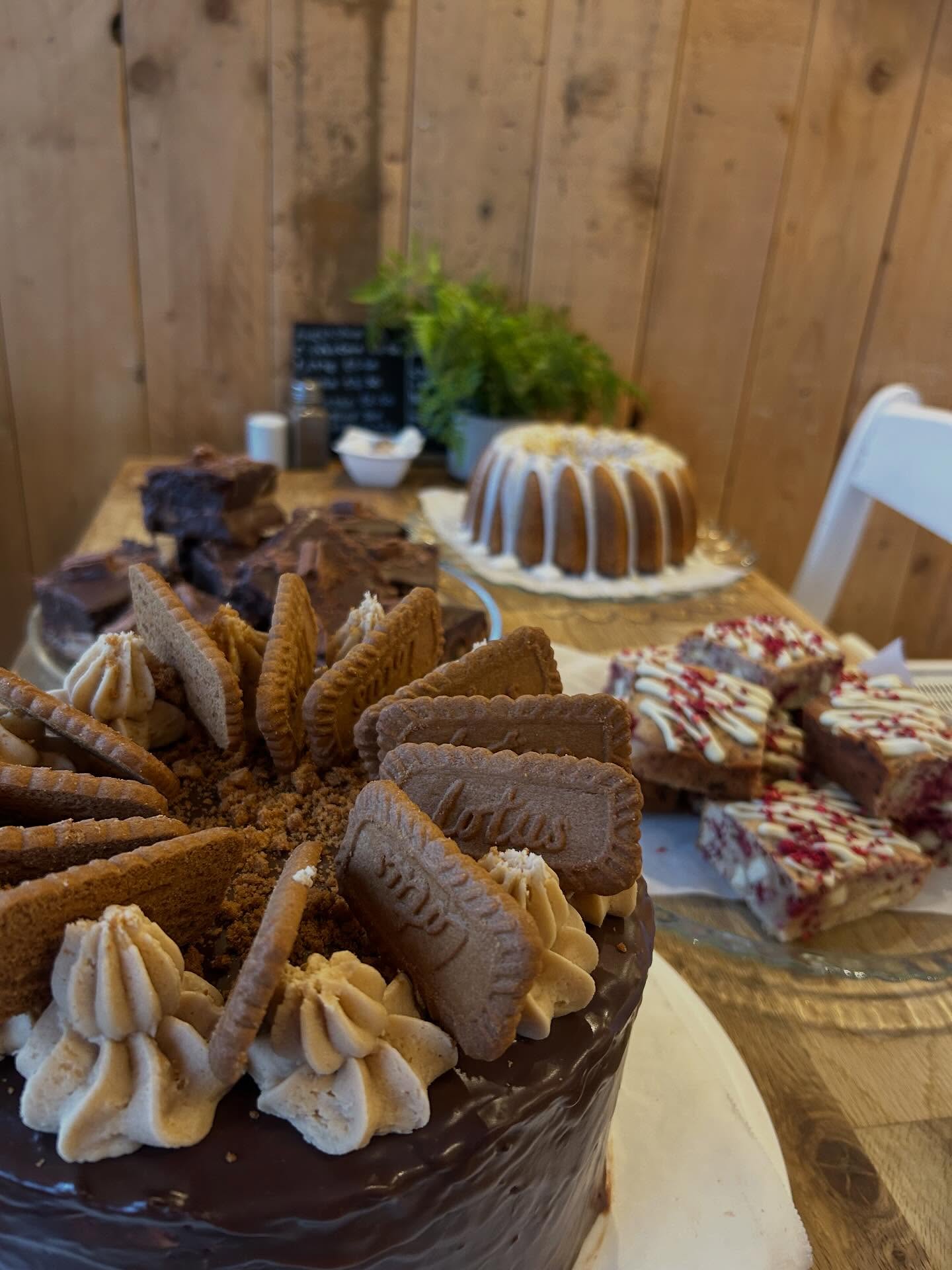 Cake is going to make your day better today 🍰🧁
Lynne’s been busy baking brookies, blondies, cakes & scones 😍 & they look amazing!
Another special from the kitchen today is our hunter’s chicken toastie- pulled chicken, bacon, LOADS of cheese & bbq sauce 🤤
We have a great selection for you this weekend!
🫶