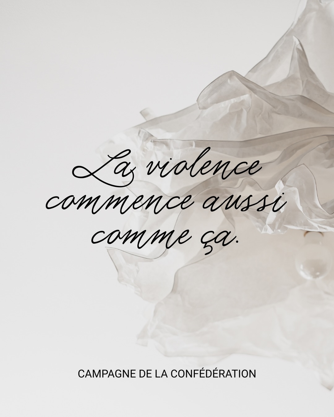Aujourd’hui, je commence une série de publication basée sur la campagne de la Confédération sur le sujet de la violence.
Il élève la voix. Tu baisses les yeux. Cette scène est souvent minimisée, présentée comme une simple tension relationnelle. Un moment désagréable, sans gravité.
Du point de vue clinique, ce n’est pas anodin.
C’est un signal de menace.
Quand la voix monte, le cerveau réagit avant la pensée. Le système nerveux autonome s’active, l’amygdale prend le relais, le cortex préfrontal — celui qui permet de réfléchir, d’argumenter, de dire non — se met en retrait.
Le corps choisit une stratégie de survie.
Dans la lignée des travaux sur le trauma complexe de Judith Herman, cette exposition répétée à la menace relationnelle conduit souvent à une même réponse : se figer, baisser les yeux, se taire, apaiser.
Une réponse neurobiologique automatique, adaptative à court terme, mais délétère lorsqu’elle se répète.
Et cette réaction est perçue.
Dans la majorité des situations de violence psychologique, l’agresseur voit l’impact de son ton, de sa voix, de son attitude. Il voit le repli, le silence, le regard qui se baisse. Et il continue. Parce que cela fonctionne.
Comme le montre Emmanuelle Piguet, il ne s’agit pas d’un débordement émotionnel isolé, mais d’une dynamique relationnelle structurée.
Une violence ajustée, répétée, organisée.
Ce que Paul-Claude Racamier décrivait comme une violence d’emprise.
Ce que Evan Stark conceptualise comme le contrôle coercitif : une contrainte installée par la répétition, l’asymétrie et la peur intégrée.
Sans coups. Sans scènes spectaculaires.
Mais avec des effets durables : hypervigilance, érosion de l’estime de soi, difficulté à poser des limites, épuisement psychique.
Des vécus aujourd’hui largement mis en mots par des autrices comme Giulia Foïs.
Si ton corps se replie, ce n’est pas parce que tu consens.
C’est parce qu’il se protège.
La violence commence aussi comme ça.
#controlecoercitif
#microtraumatismes
#consentement
#santementale
#psychotrauma
neurosciences
psychiatrie