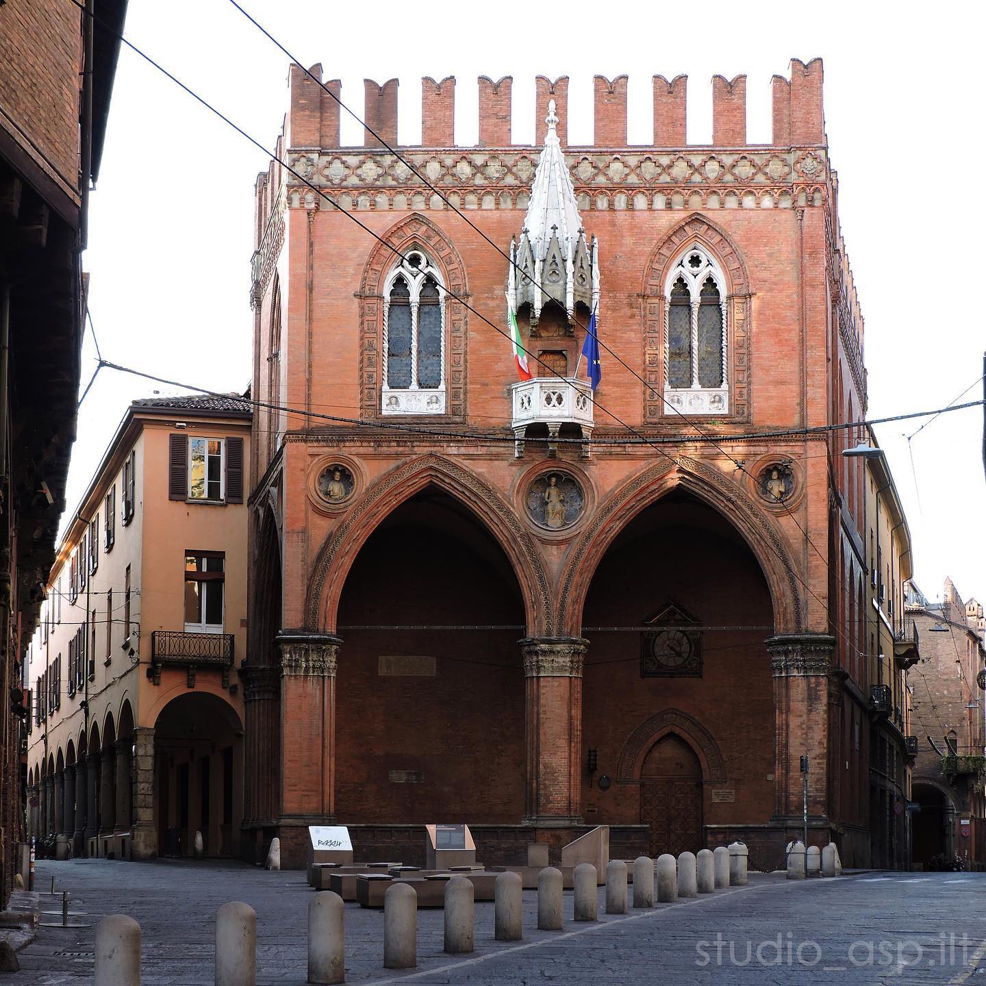 Palazzo della Mercanzia, Bologna
Uno dei palazzi simbolo della nostra città, per il quale lo Studio ASP.ILT ha curato diversi interventi, sia internamente che esternamente. Tra questi: il restauro delle facciate, della volta della sala riunioni, delle pellicole pittoriche e la rifunzionalizzazione del piano terra.
.
.
Foto di ASP.ILT
.
#restauro #restauroconservativo #restaurobeniculturali #restaurolapideo #restauroarchitettonico #conservation #conservazione #conservazionedeibeniculturali #historical #building #heritage
#bologna #bolognawelcome #igbologna #igersbologna #igitaly #igersitalia #volgobologna #vivobologna #architettura #emiliaromanga #vivobologna #vivoemiliaromagna #igersemiliaromagna #architetturaitaliana #bologna_city #labellabologna #loves_bologna #italy #comunedibologna