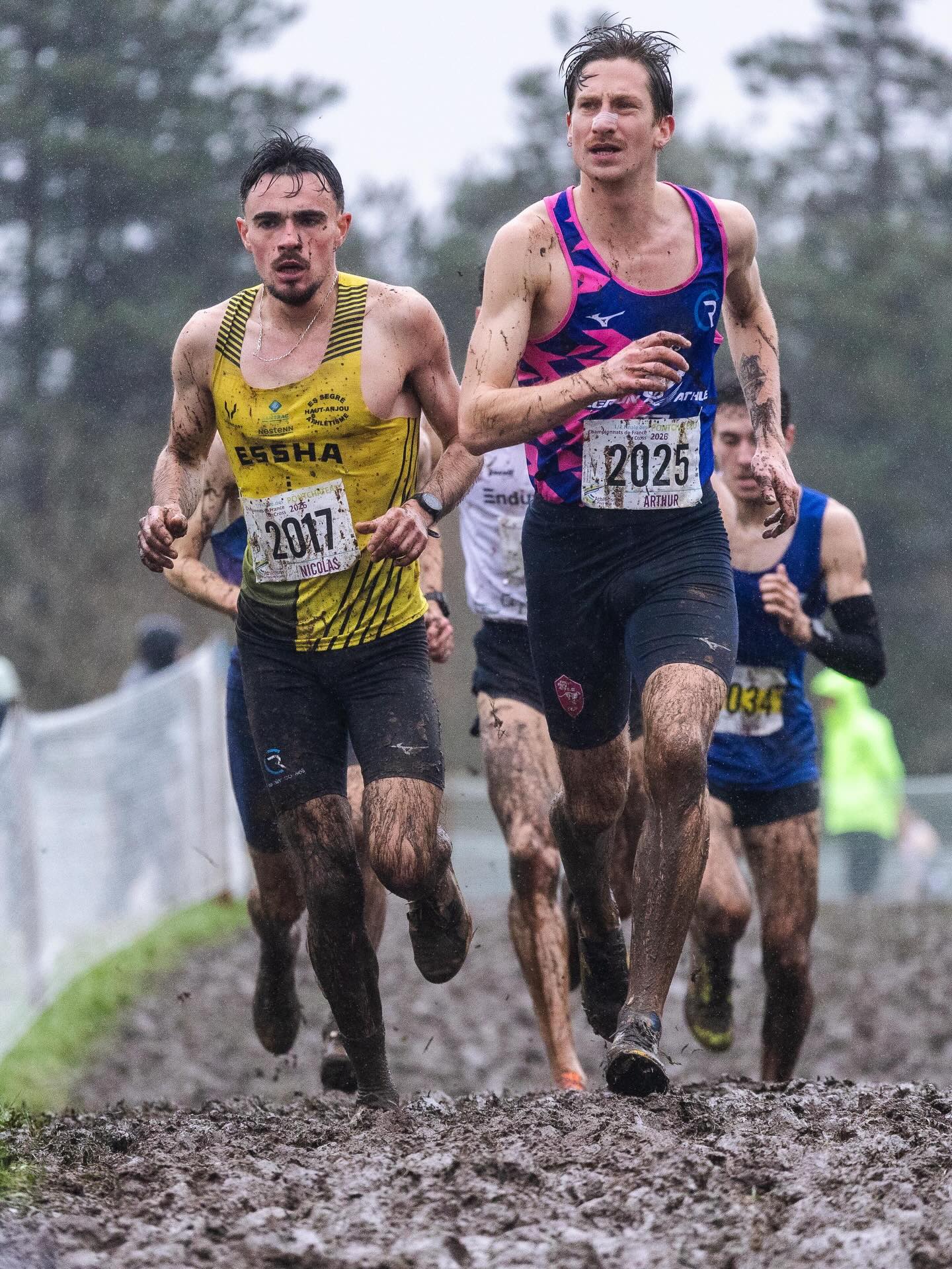 Une étape pour nos Ligériens ✅
Sur le cross long élite hommes, nos Ligériens ont été mis à rude épreuve face aux athlètes de la région Centre. La course a été marquée par la victoire surprise de Julien Le Colzer, devant l’international français Pierre Boudy et Nicolas Vitré.
Bousculés, certes, mais loin d’être dépassés. Nos représentants ont démontré que la dynamique est clairement positive et que le véritable objectif reste à venir : le grand rendez-vous de Carhaix, dans trois semaines 🔜
Un message confirmé par Nicolas Vitré lui-même :
« L’objectif principal reste le France dans 3 semaines »
🔎 Classement de nos meilleurs régionaux :
• Nicolas Vitré (Caps) – 3e
• Bérenger Chauvin (LAA53) – 6e
• Adrien Le Richomme (EANM) – 7e
• Nicolas Pelluau (ESSHA) – 8e
• Simon Moinet (GASC) – 12e
• Quentin Cornu (IPP) – 13e
• Antoine Gasnier (UPAC) – 15e
• Théo Moussu (ACLR) – 16e
• Ethan Fernier (IA) – 17e
• Mathys Wohl (ARSL) – 18e
• Solen Legoux (RCN) – 20e
Rendez-vous à Carhaix.
📸 @gabrielbolgianiphotoo