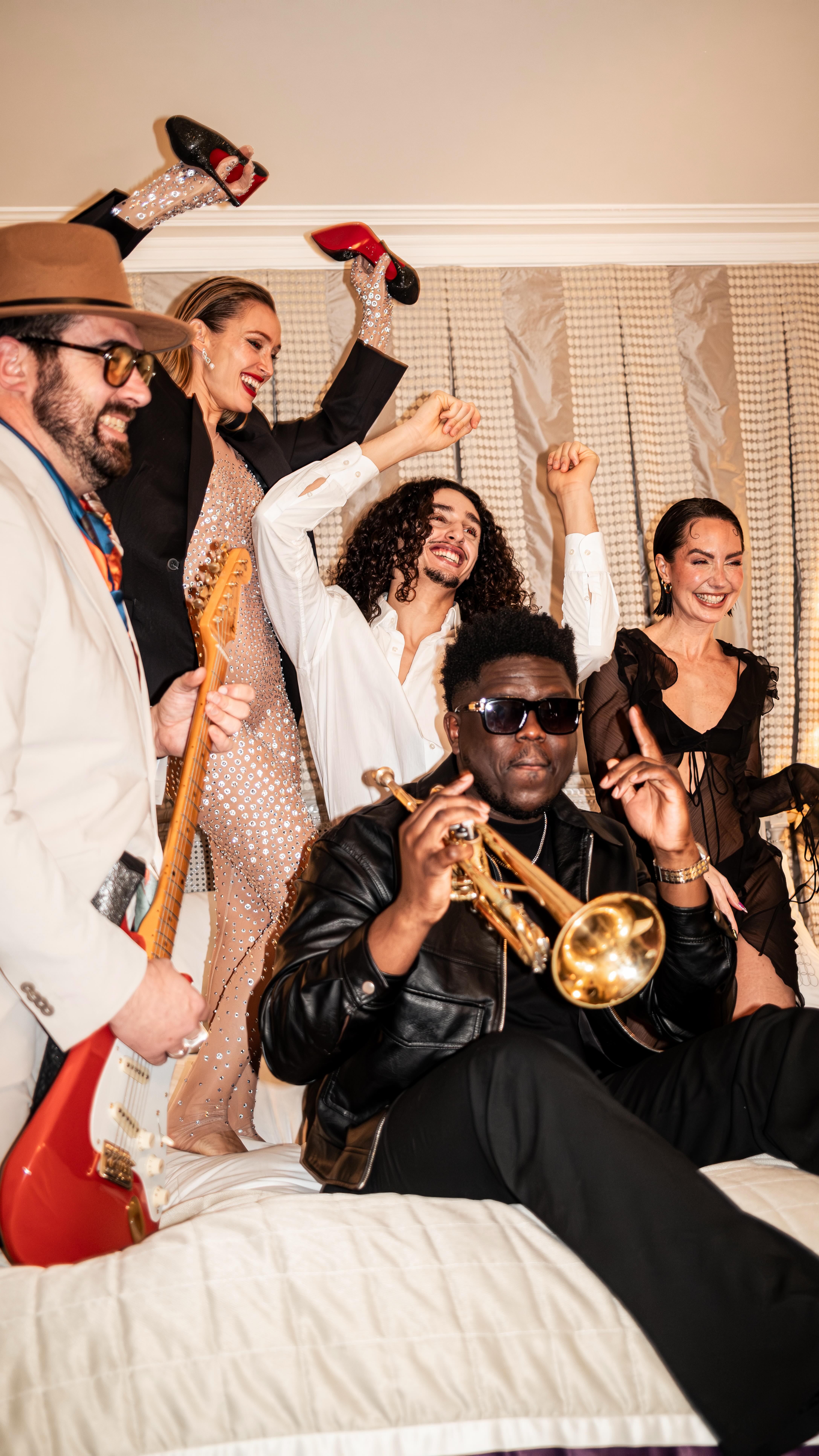 Wondering what’s happening after the show?
Welcome to the After Hours 🥂
DA & video by @aurastudioparis
#airplaysuitelife