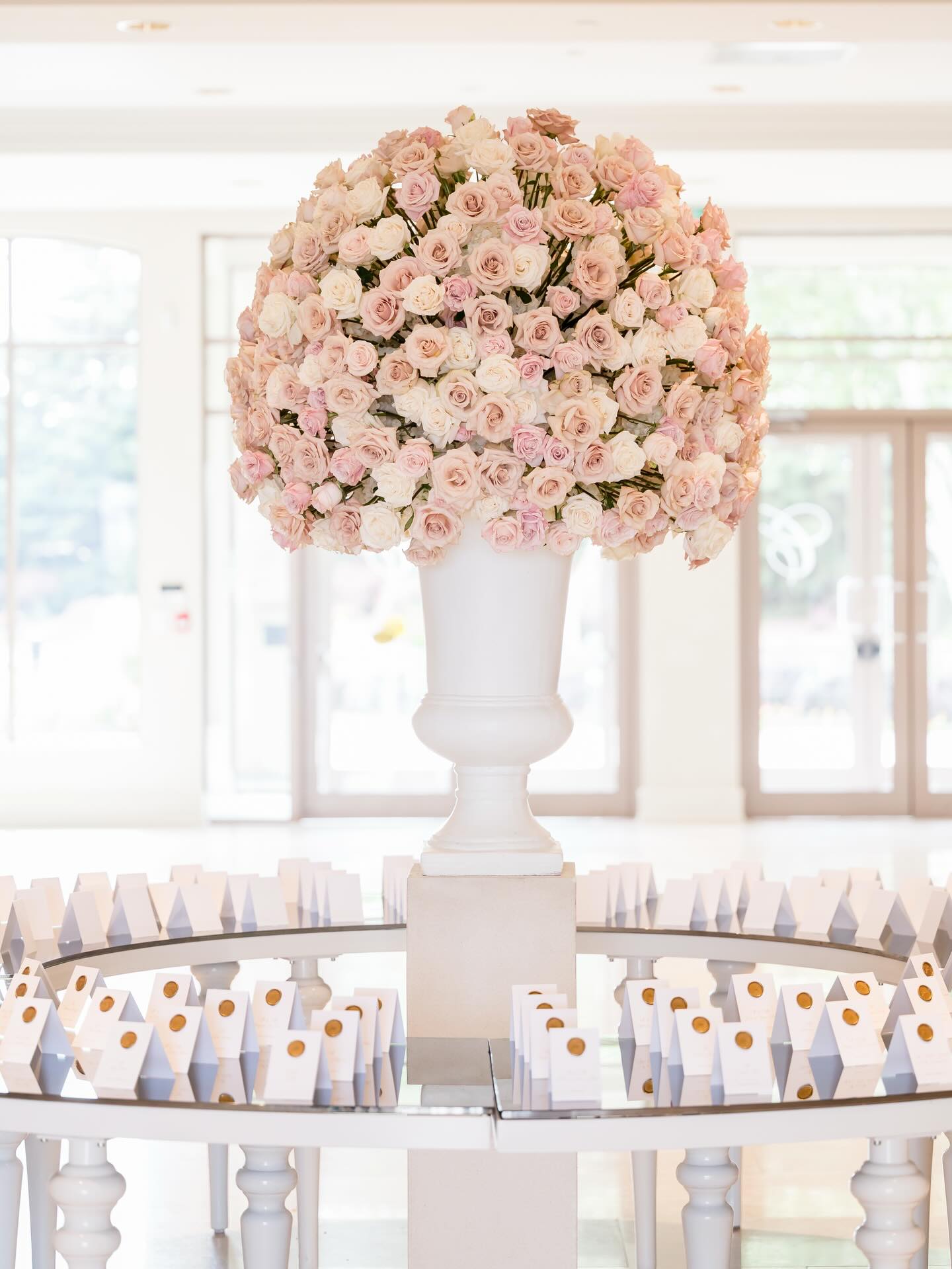 Timeless blush tones and stunning views at @coppercreekeventspace for Mr. & Mrs. D✨💕
-
@robertmauriellphotography
@eventshoppe.ca
@royalorchidflorist
@spindjent
@platinumentertainmentsolution
@ill_productions_
@detailzfurniturerentals
@tabletalesinc
@eventuredesign
@eventgraffiti