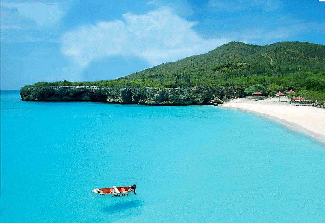 The beautiful beach ‘playa Knip’ located in Curaçao at the west side near #malikaapartments.