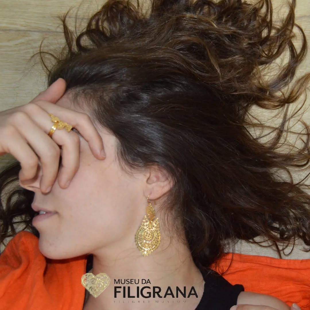 Brincos Rainha e Anela Folha Prata Dourada
Site: https://www.anselmo1910.com/museu-da-filigrana
#moda #filigree #filigrana #goldplatedsilver #womensfashion #joias #brincos #anel