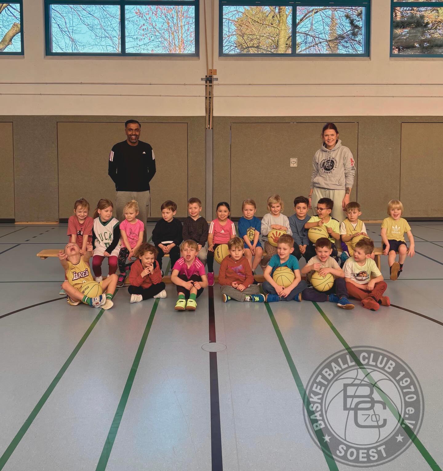 U6 – Season 25/26 🏀🔥
Mutig, neugierig und voller Begeisterung – unsere U6 sammelt mit ganz viel Freude ihre ersten Basketball-Erfahrungen.
Stolz sind wir auf jeden Entwicklungsschritt unserer Kids. Im Training stehen Laufen, Springen, Klettern, Balancieren und natürlich der Basketball im Mittelpunkt – immer spielerisch und mit viel Spaß.
Gecoacht wird das Team von Marlene Dietz, Stanislaus Scholl und Sajeevan Sarangan 💛
👉 Mehr über unsere Nachwuchsarbeit auf der Homepage!(Link in der Bio)