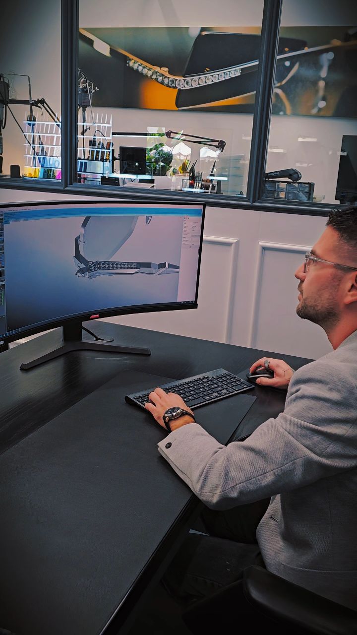 This piece is entirely handcrafted and set with natural rubies.
Its design draws from the falcon, an iconic symbol of the UAE, representing clarity of vision, precision and independence.
A modern interpretation of heritage through contemporary eyewear.
#UAE #Falcon #Handcrafted #bespoke #Eyewear