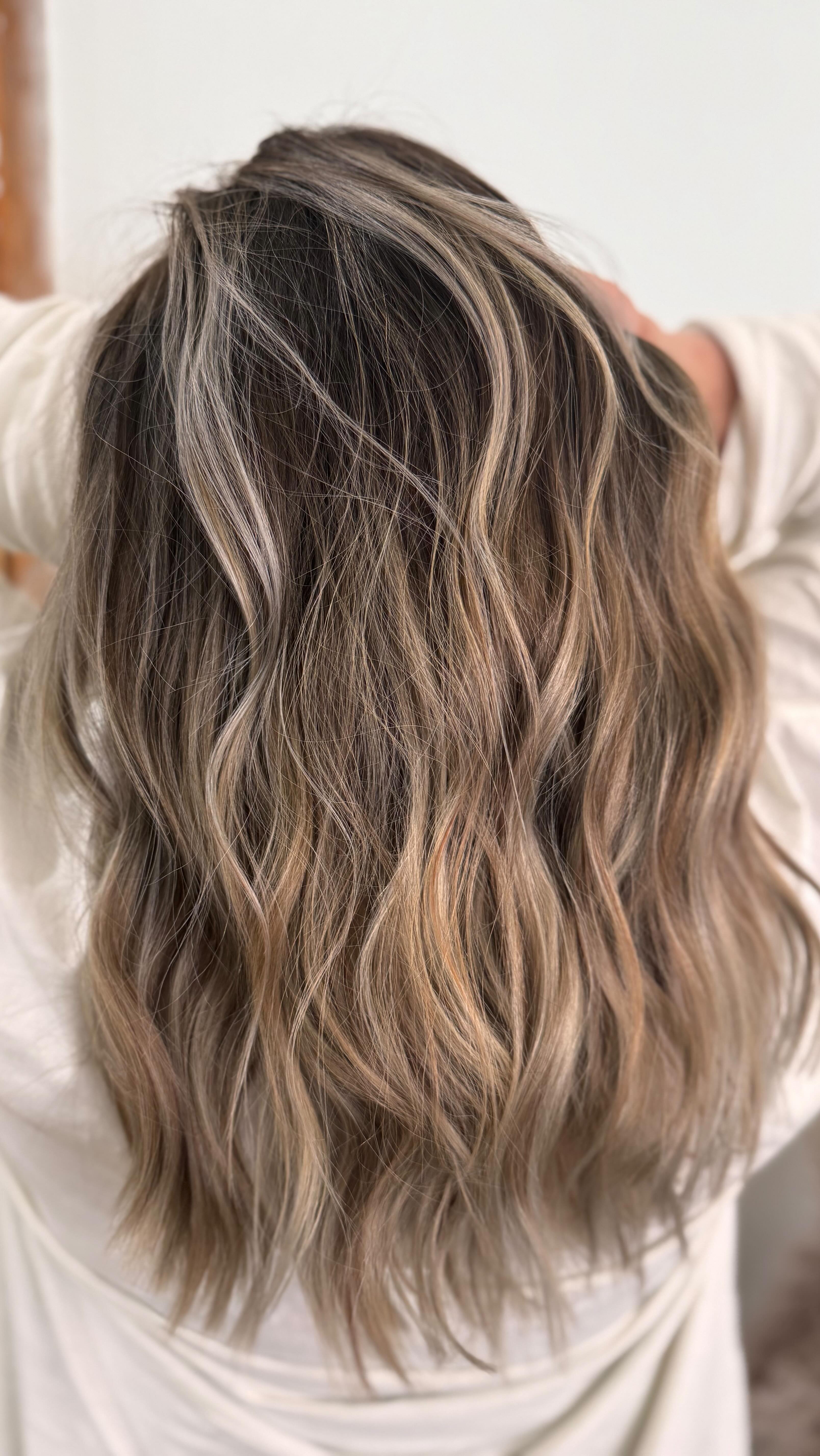 Bestieeee 😮🔥✨ let’s talk about this glow up…
This was her SECOND color appointment and the mission was clear:
✨ Bye-bye stubborn red tones
✨ Hello soft, lived-in BRONDE
We trimmed some length, added long textured layers for movement + volume (because flat hair is a no 😌), then I went in with a custom highlight moment:
• Teasy lights
• Baby lights
• Face-framing brightness
I softened everything with cooler lowlights to bring depth back (because dimension = luxury), then finished with a gloss to melt it all together and add that mirror shine ✨
The result?
🤍 A soft bronde balayage
🤍 Bright but not brassy
🤍 Low-maintenance with a beautiful grow-out
Perfect if you want color that looks expensive without living in the salon 💅🏽
Maintenance is easy: a mini highlight + tone every ~10 weeks (about 1.5 hours).
If this is your sign… this is your SIGN 👀
💌 DM me “COLOR” to snag one of my few remaining spots this month.
#DaytonTn #pikevilletn #SoddyDaisyTn #KnoxvilleTnhair #ChattanoogaTnHair