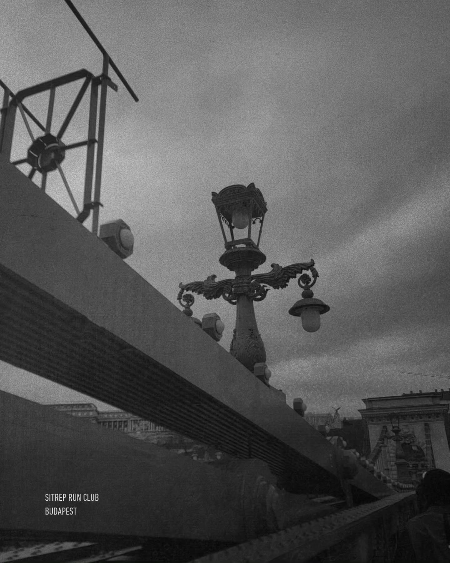 Cold days in Budapest. Széchenyi Lánchíd.
#budapestrunning #oldphotographs #urbanrunning #runclub #blackandwhitephotography