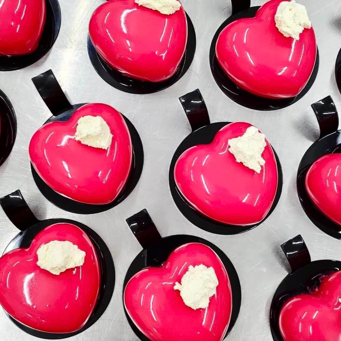 ❤️ Walentynki już w sobotę 14 lutego! ❤️ Specjalnie dla wszystkich zakochanych przygotowaliśmy wyjątkowe słodkości z tej okazji 😍😍
❣️❣️Monoporcja LOVE ❣️❣️
#LOVE to mus o smaku szampana w połączeniu ze słodką żelką truskawkową i migdałowym biszkoptem. Całość wykończyliśmy delikatnym zamszem w kolorze biało - różowym.
❣️❣️Monoporcja i tort VALENTINE ❣️❣️
#VALENTINE to mus o smaku białej czekolady w połączeniu ze słodką żelką malinową i migdałowym biszkoptem. Całość przykryliśmy błyszczącą różową polewą w monoporcji i czerwoną polewą w torcie
❣️❣️Ciastka walentynkowe ❣️❣️
Ciastka walentynkowe to ciastka kruche na mączce migdałowej z walentynkową dekoracją na lukrze plastycznym.
🥰Wszystkich zakochanych zapraszamy w najbliższy weekend do Cukierni Hintzke w #rumia #reda #puck #władysławowo #jastarnia 🥰🥰