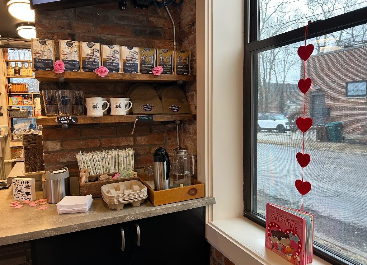 We 🩷 Valentine’s Day! Come in today to treat yourself to a raspberry mocha with dark chocolate or a chocolate covered strawberry old fashion 🍓🥃
And be sure to stick around for our live music from Monte Lykins tonight at 7!
💕🌹💖💞❣️💓