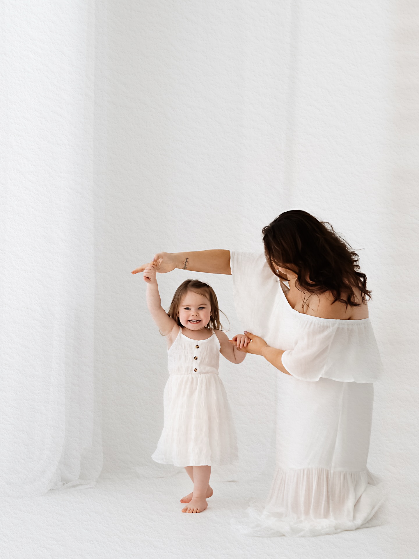 Those little moments 🥰. #roxieartphotography #mothersdayminisessions #babyphotographykent #motherhoodphotoshoot #gravesendphotographer