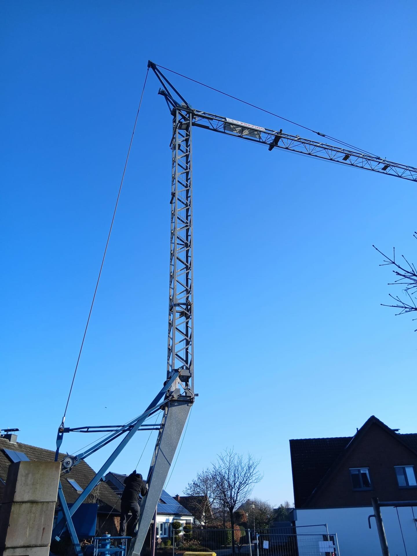 📍 Neues Bauvorhaben in Gescher gestartet! 🏗️
Wir freuen uns, den Baustart für ein modernes Einfamilienhaus im KfW-40-Standard bekannt zu geben — ein Meilenstein für energieeffizientes und nachhaltiges Bauen.
🔹 Was bedeutet „KfW-40-Standard“?
Ein KfW-40-Haus verbraucht nur max. 40 % der Primärenergie eines üblichen Neubaus nach gesetzlichem Referenzwert. Das heißt:
• weniger Energiebedarf für Heizung, Warmwasser & Co.
• starke Dämmung, hochwertige Fenster & moderne Anlagentechnik
• Einsatz erneuerbarer Energien (z. B. Wärmepumpe, Solar)
All das sorgt für geringere Heizkosten, mehr Wohnkomfort und Nachhaltigkeit. 
🔹 Warum ist das wichtig?
Ein Effizienzhaus 40 ist heute einer der fortschrittlichsten Standards im Wohnungsbau. Er hilft, Ressourcen zu schonen, Betriebskosten zu senken und leistet einen aktiven Beitrag zum Klimaschutz – ganz im Sinne langfristiger Wert- und Wohnqualität. 
🛠️ Wir begleiten den Bau mit modernen Technologien und hoher Präzision — und halten euch hier regelmäßig über den Fortschritt auf dem Laufenden!