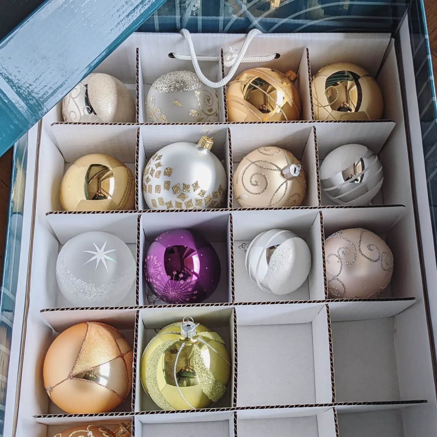 Christbaum abräumen ist die perfekte Gelegenheit, um den Weihnachtsschmuck auszumisten! Was macht dir noch Freude und was kugelt seit Jahren ungenutzt in der Kiste herum?
Mit Weihnachtsdeko-Ordnungsboxen ist übrigens alles tip-top organisiert. Zb von @tchibo.at wie am Bild
Unbezahlte Werbung
#glueckssachen #sparkjoy #weihnachten #christbaum #ordnung #ausmisten #ordnungsberatung #aufräumcoach