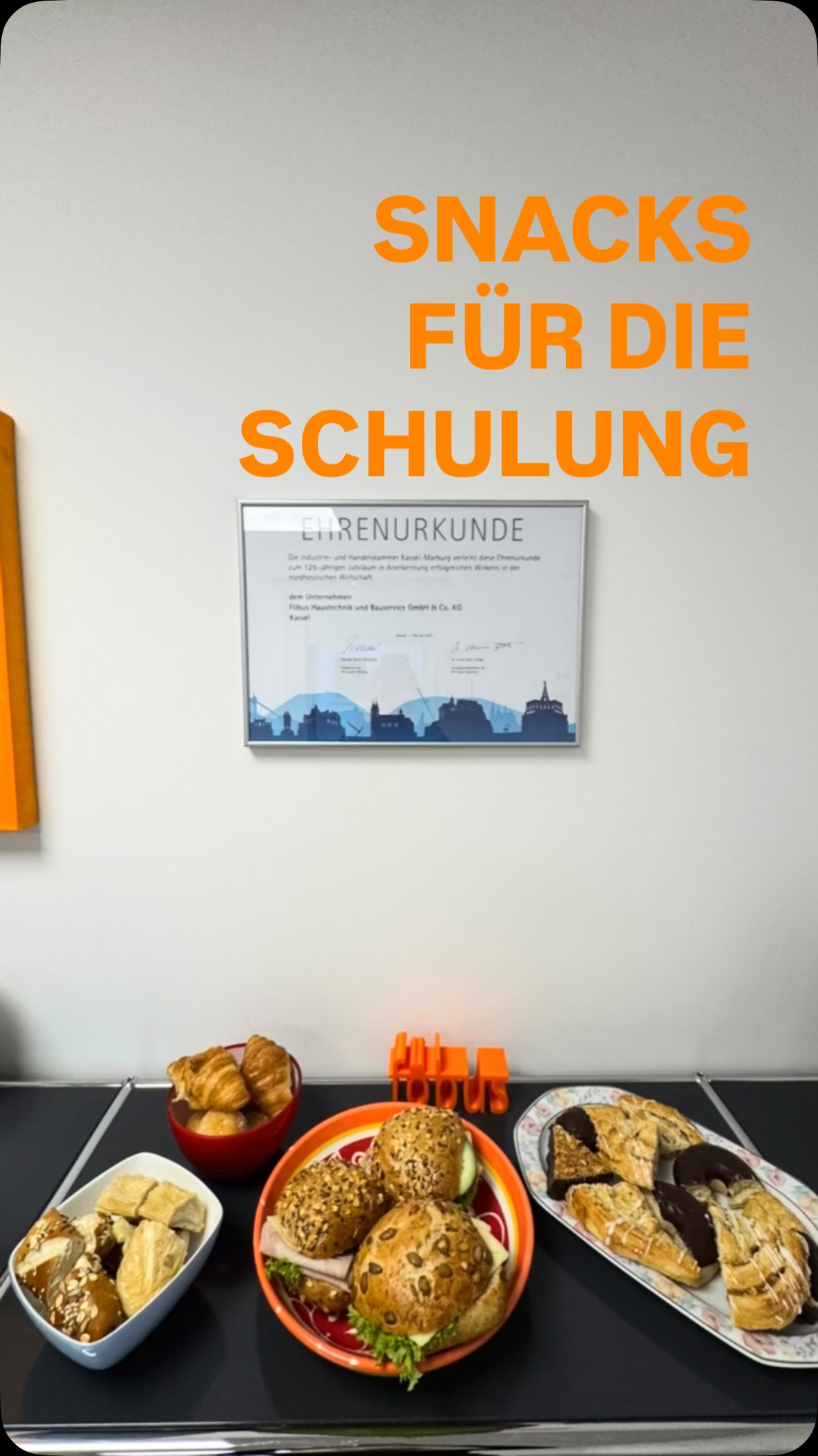 Ein paar Snacks für unsere hausinterne Schulung 🍪🥨
Und heute Nachmittag geht’s mit der ganzen Mannschaft erst zum 🎳 Bowling und danach lecker essen in den Düsseldorfer Hof. Teamtime vom Feinsten! 🙌✨
#Teamwork #Schulung #SnackTime #BowlingVibes #TeamEvent DüsseldorferHof GemeinsamStark WorkAndFun