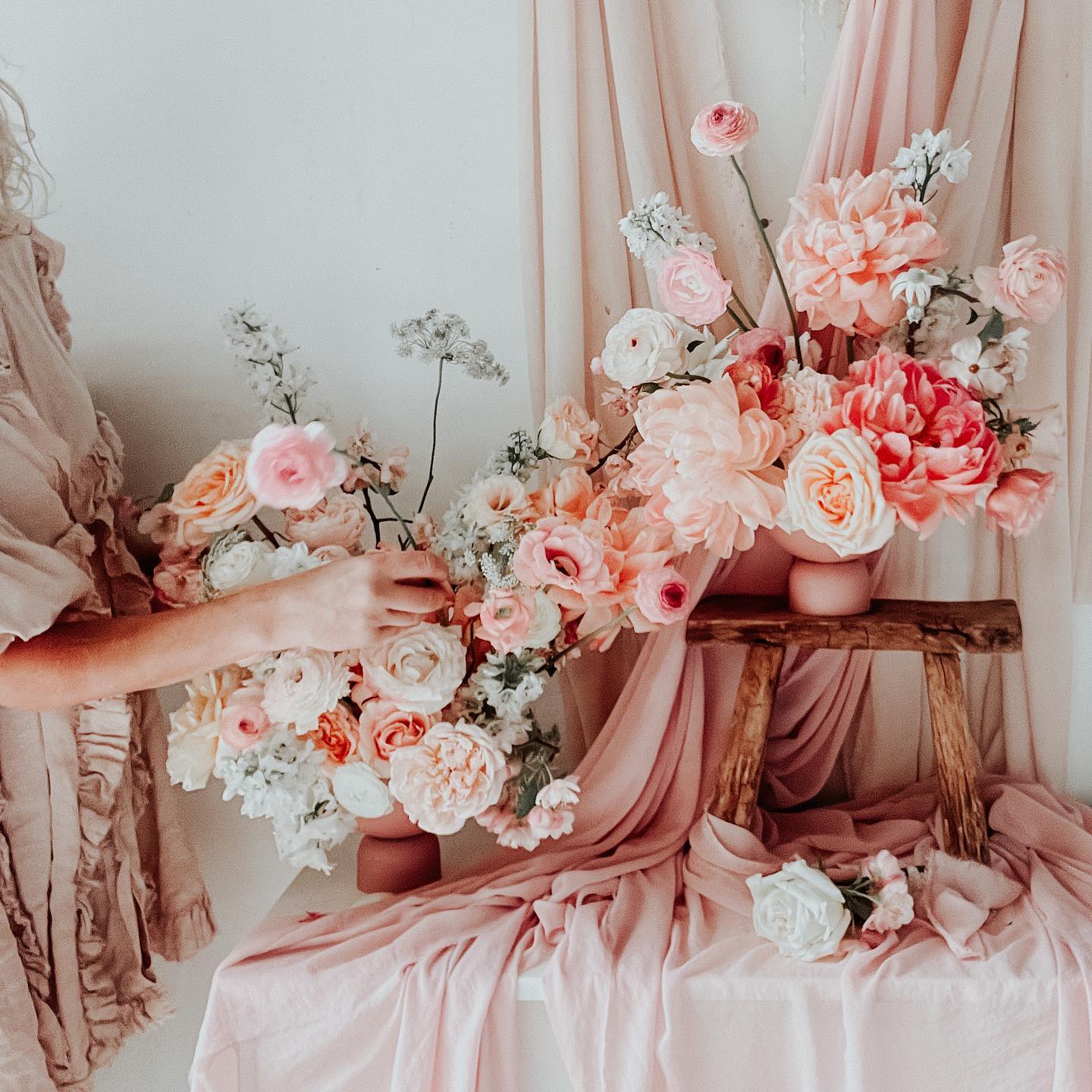 10 day old peonies looking so beautiful in this arrangement 💫 #floralstudio #playingwithflowers #northernbeachesweddingflorist #sydneyweddingflorist #peoniesaremyfavorite