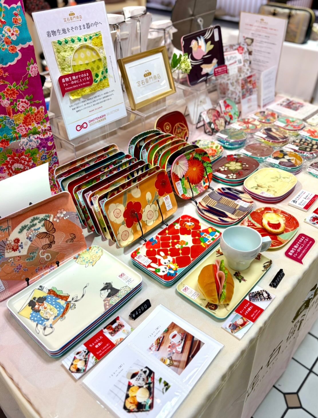 松屋浅草POP UP SHOP
初日、無事に終わりました✨
足を止めてくださった皆さま、
お迎えくださった皆さま、
本当にありがとうございました🥹👏
お気に入りを選んでいただける姿や
お話しできる時間がとても嬉しかったです。
今回のポップアップは
それぞれに想いと物語を持つ5人の作家と
ご一緒しています。
✧ 作家メンバーズ ✧
୨୧ まぐ屋
着物の最上質アップサイクル。
生地を見るだけでうっとり。
@mugromugya
୨୧ VERDE
オーストラリアプリザーブドフラワー。
アロマの元のいい香りが売り場に漂っています。
@verde_wildflower
୨୧ ソレッラ
ベネチアンガラス & ミルフィオリアート。
透明感に引き込まれます。
@sorella_c
୨୧ piott
おめかし道中財布。
江戸の道中財布の“いいとこ取り”で
現代によみがえるヌノザイフ。
@piott_elcobre
୨୧ 霜旦舎 定右衛門商店
着物の生地を閉じ込めた色とりどりのトレイ。
かわいいのに、並ぶと圧巻。
@sadaemonshoten
明るく楽しい5人の作家が
皆さまのお越しを、心よりお待ちしております💘
∽∽∽∽∽∽∽∽∽∽∽∽∽∽∽∽∽∽∽∽∽∽∽∽∽
🏢 MATSUYA浅草(松屋浅草)
1Fイベントスペース
「浅草テシゴト市」
🚩2026. 2/11(水)▶ 2/17(火)
🕰️10:00〜19:00
🗓️在店スケジュール
2/12(木)→11:30〜15:30
2/13(金)→14:30〜19:00
2/14(土)→14:30〜19:00
2/15(日)→11:30〜15:30
2/16(月)→14:30〜19:00
2/17(火)→14:30〜19:00
∽∽∽∽∽∽∽∽∽∽∽∽∽∽∽∽∽∽∽∽∽∽∽∽∽
毎日の暮らしを楽しく彩る
「着物トレー™️」「銘仙トレー™️」
⇢ @sadaemonshoten
✧
🏆 『おもてなしセレクション 2025』
最高金賞 受賞
✧
#定右衛門商店
#着物トレー
#kimonotray
#upcycle
#松屋浅草