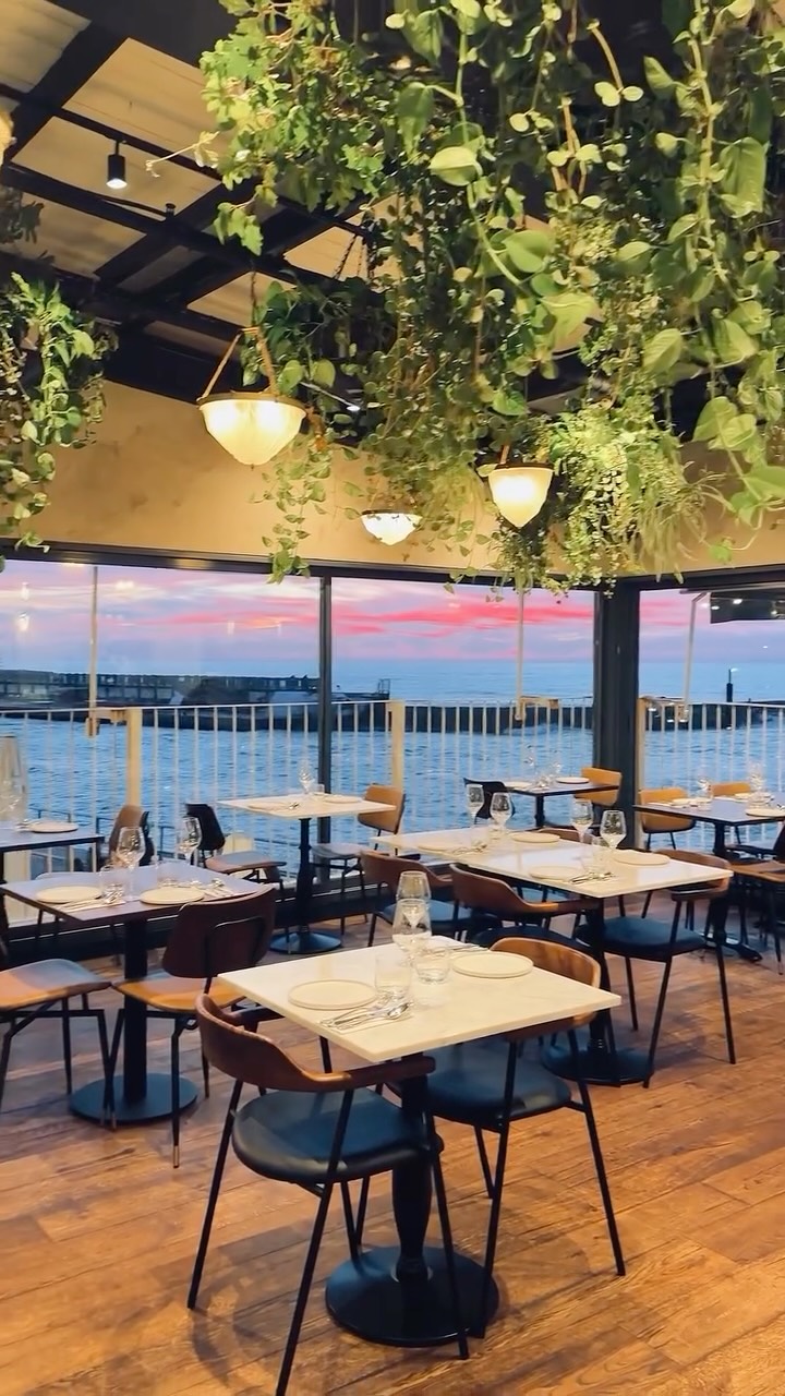  בתוך הקצב המהיר של העיר, לפעמים כל מה שצריך זה מקום שהוא רק שלכם. החדר הפרטי של ״תריסר״ מחכה לכם לאירועים ולארוחות אינטימיות שדורשות תשומת לב לכל פרט. בין אם זו ארוחת ערב עסקית, יום הולדת שחוגגים במעגל הקרוב, או פשוט רצון לחגוג את החיים.
החדר הפרטי מיועד לעד 25 אנשים בישיבה מפוזרת, עד 20 אנשים סביב שולחן אחד גדול, ועד 30 סועדים באירוע קוקטייל.
ניתן לסגור את כל המסעדה לאירועים: אירוע ישיבה עם ארוחה למרכזי שולחן עד 70 סועדים, ואירוע קוקטייל עד 90 סועדים.
האנגר 12, שוק הנמל, תל אביב