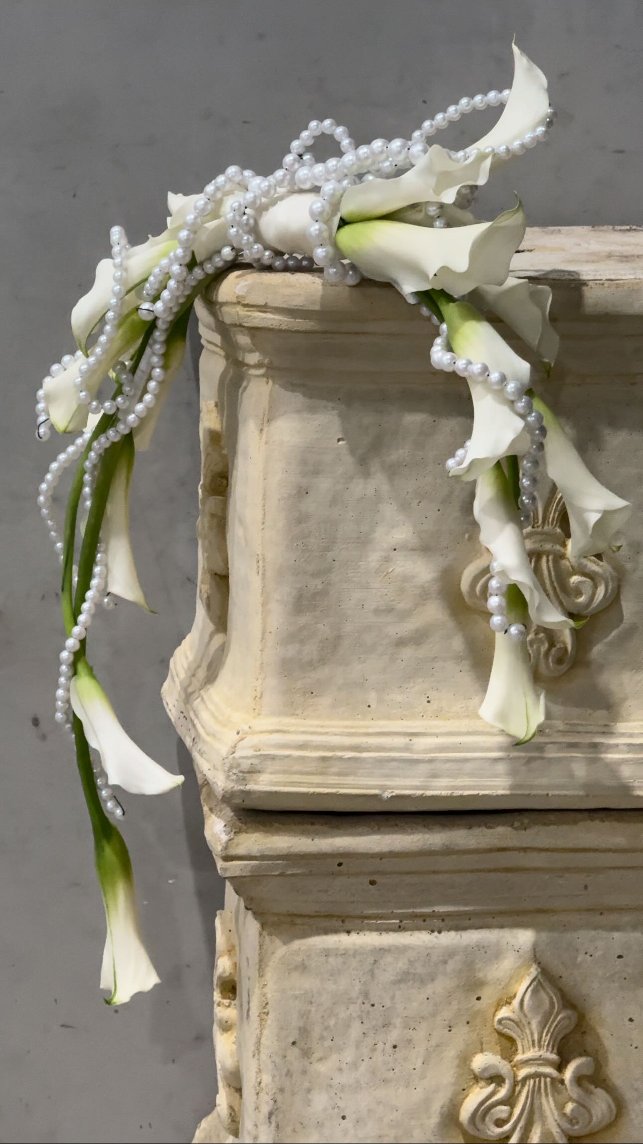 A clutch of Calla Lillie’s and pearls for Maryam 🤍