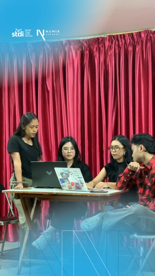 Day 3 Ujikom STDI Bandung. Hari ini semua diuji—bukan cuma soal teknis, tapi soal mentalitas.
Dari belajar Altruisme di hari pertama (biar nggak egois sama karya), memahami DISC & Four Burners di hari kedua (biar hidup lebih balance), sampai akhirnya hari ini: The Final Test.
Ujikom ini ngajarin kalau jadi desainer itu bukan cuma soal jago software, tapi soal gimana kita bawa diri di tengah industri. Ready to take the next step! 🚀✨
#STDIBandung #Ujikom2026 #DesignJourney #FinalTest #AnakDesain CreativeProcess BandungFashionScene