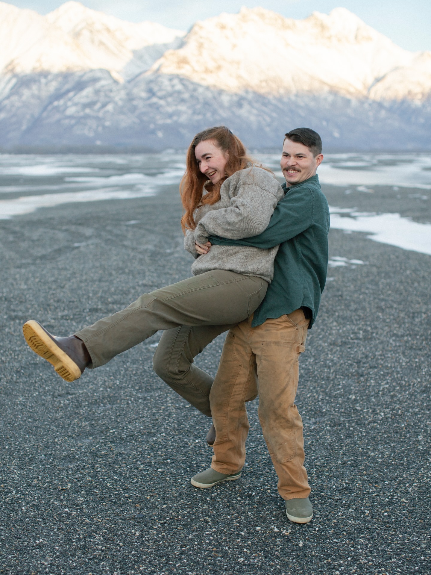 I finally made a style guide! Choosing an outfit is actually surprisingly important for the success of your photos - but it doesn’t mean you have to be dressed fancy to have fabulous photos!
Color is probably the most important element for your photo shoot, creating a soft and harmonious look with your surroundings makes for the best photos and skin tones!