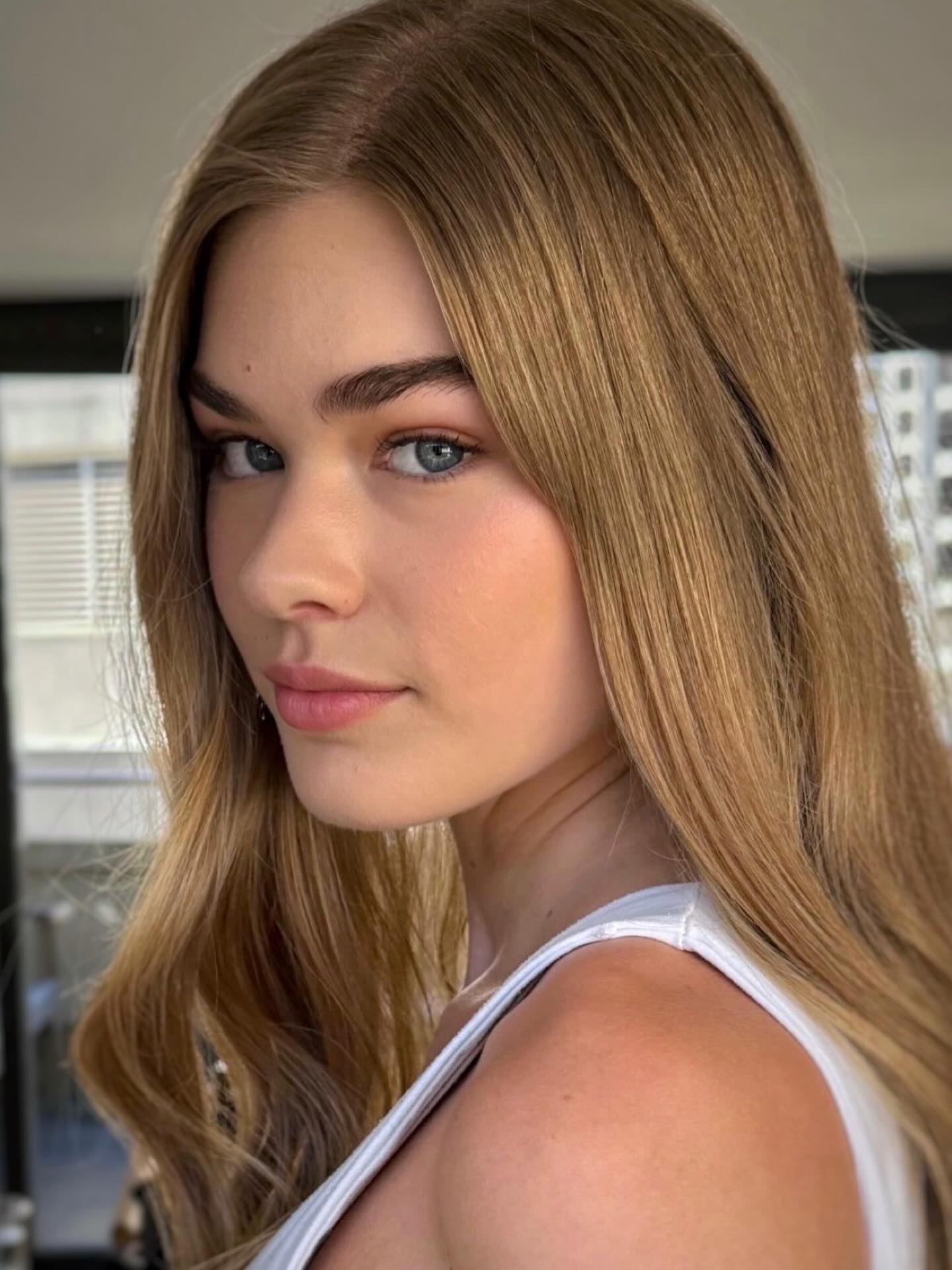 It’s absolutely not true that you need to wear thick, heavy makeup for photography. This gorgeous look by artist and stylist ABBIE proves that 👌
To see if ABBIE is free for your wedding date please get in touch via the link in our bio 💕