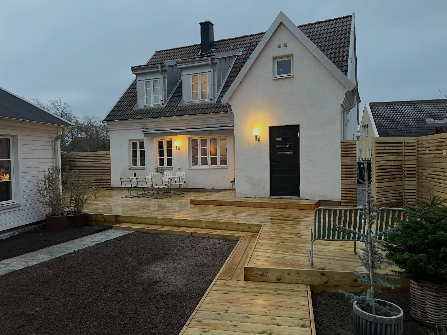 Over a 100m2 of #decking completed with our company favourite 34x170mm trall impregnated deck board from @beijerbygg.se @beijerbygg.arlov .
No screws are visible on this multi level #trädäck with the aim of creating as high quality feel as possible.
Double sided gates, a screen and a new access door were completed using the same material .