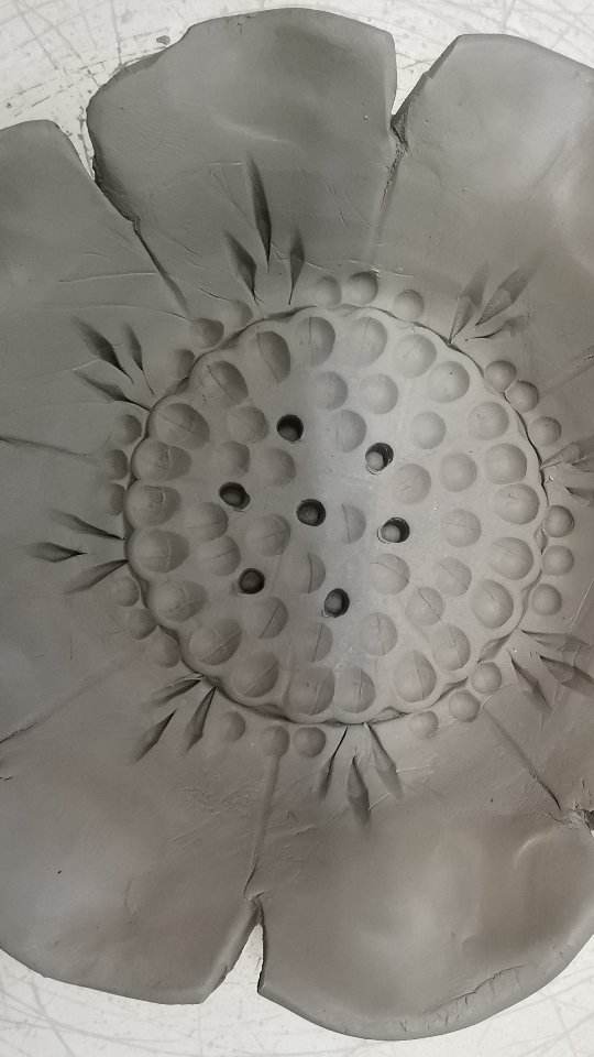 Je partage avec vous une nouvelle idée florale.
La mise en forme rappelle un peu les fleurs que je réalise avec vous pendant les stages d'initiation mais là il s'agit d'un gabarit un peu plus grand pour un usage bien différent.
Je vous laisse déjà découvrir la mise en forme...
🌸🌺🌼💮
Et cogiter à quoi pourrons servir ces fleurs 🤔